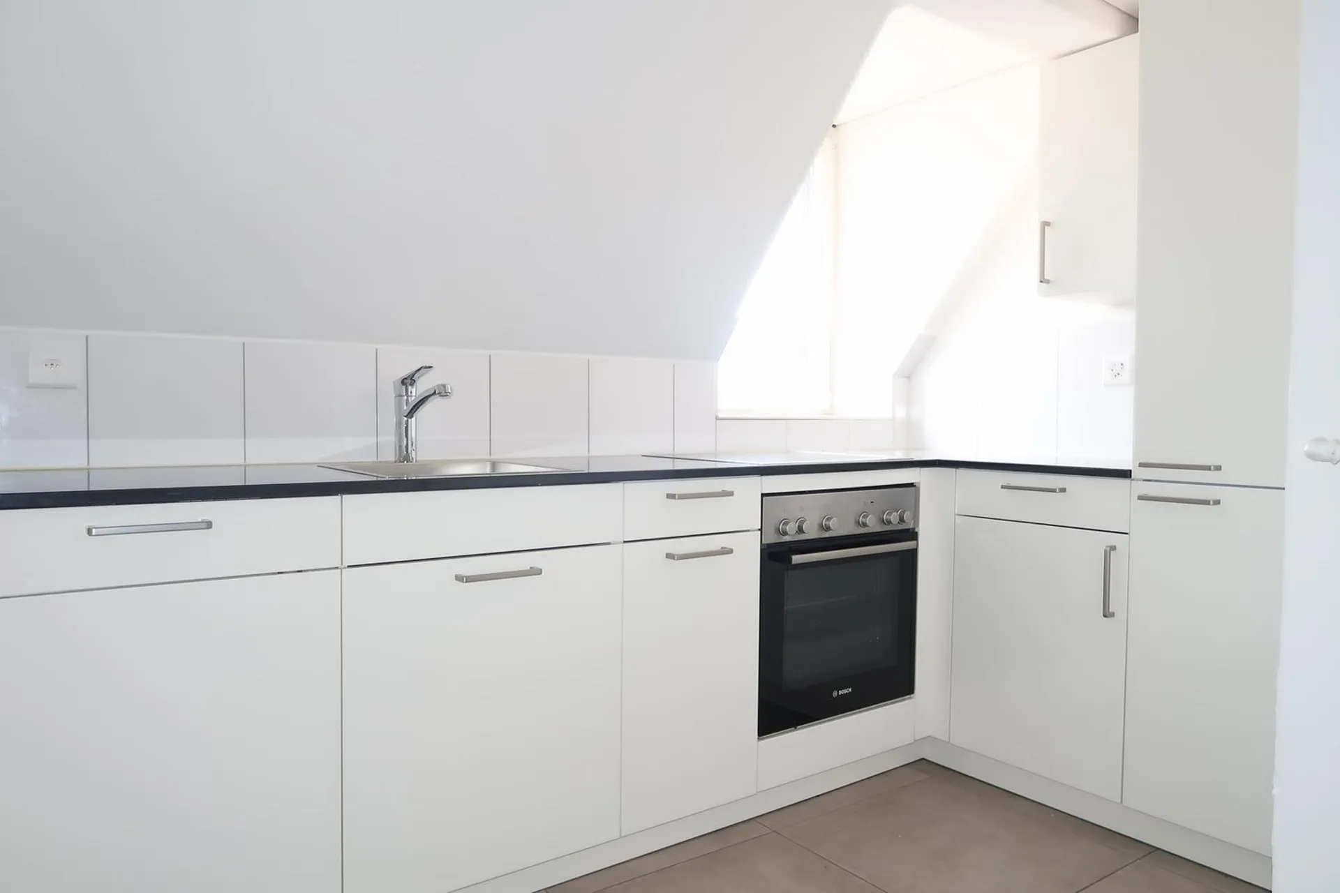Helle Dachwohnung mit Charme in gepflegtem Altbau
