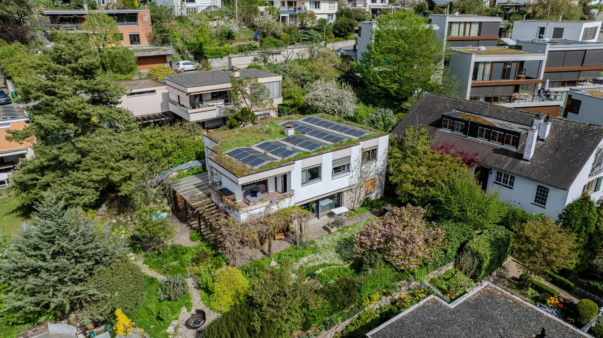 Grosszügiges Einfamilienhaus mit idyllischem Garten an ruhiger Lage