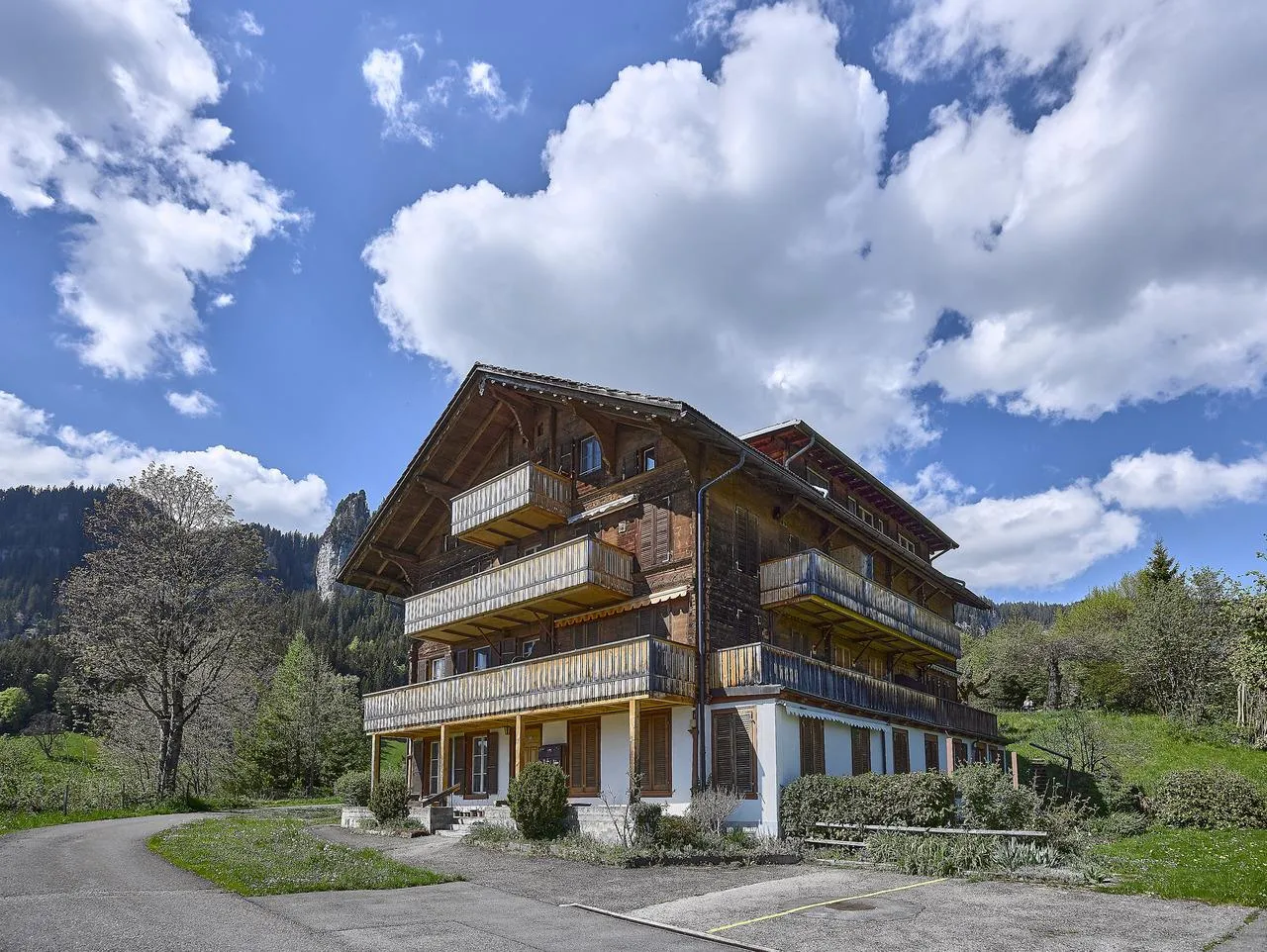 Möblierte 4-Zimmer-Wohnung mit 2 Balkonen und Panoramasicht