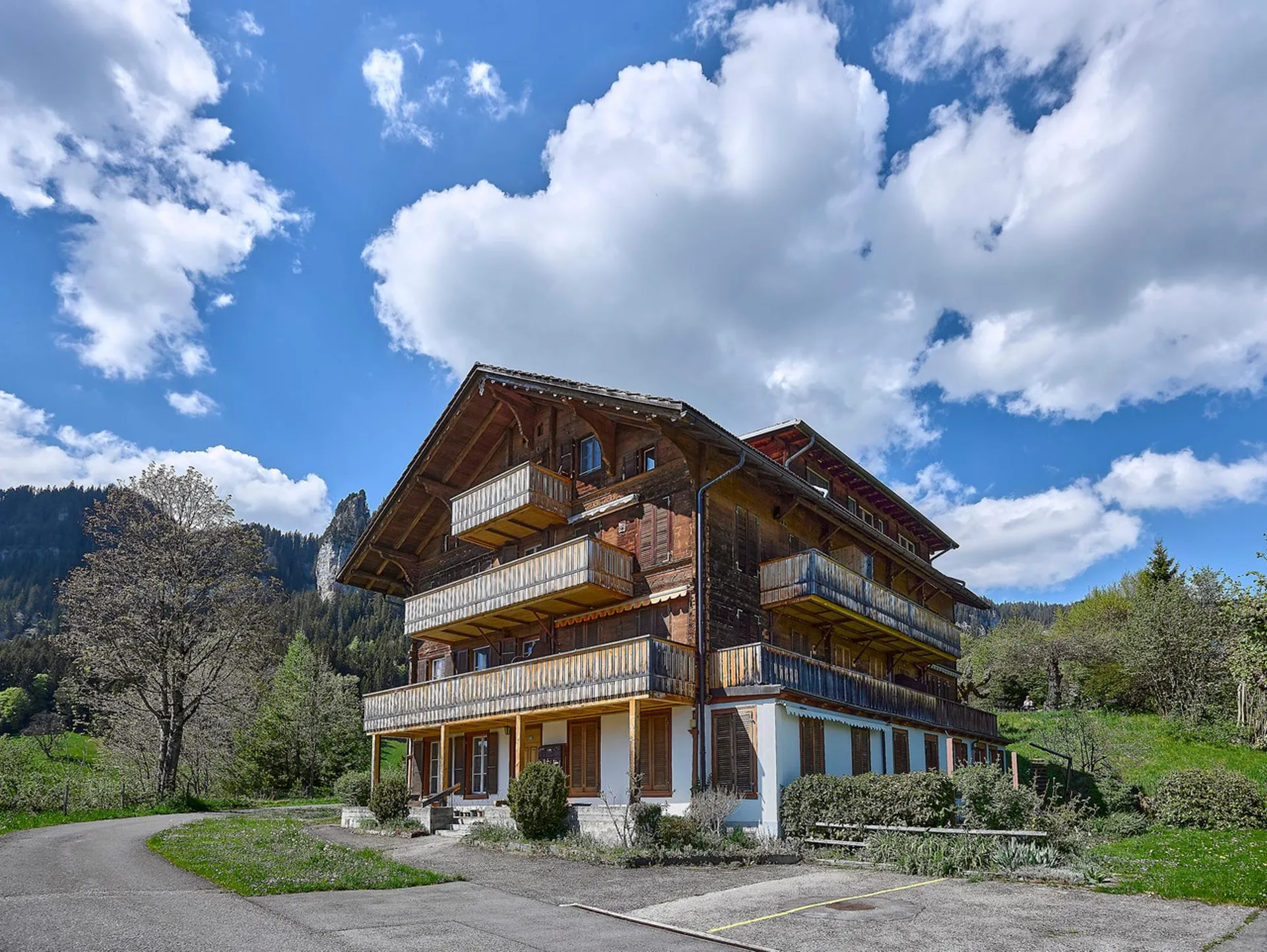 Möblierte 4-Zimmer-Wohnung mit 2 Balkonen und Panoramasicht
