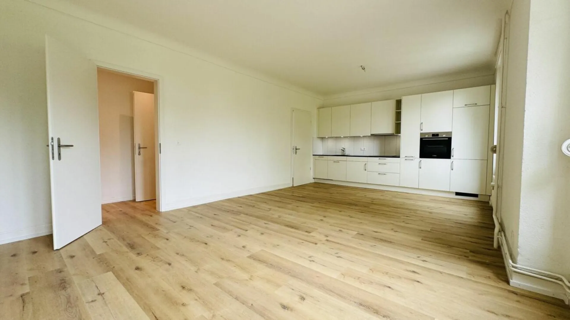 Wunderschöne neuwertige 3.5-Zimmerwohnung (w3) mit Balkon, eigener Waschmaschine, Kellerabteil (ohne Lift)