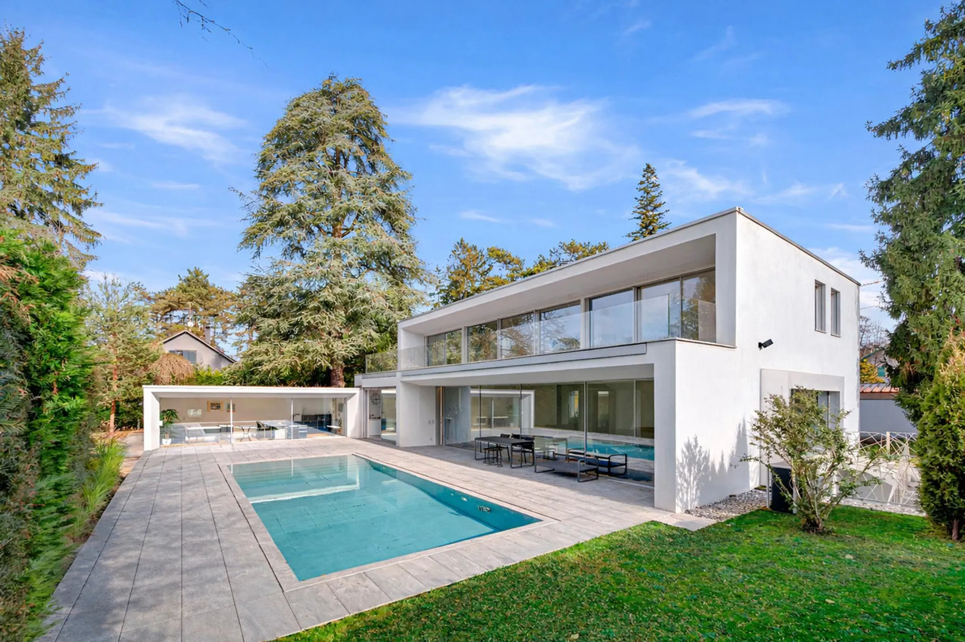 Villa contemporaine avec piscine dans un cadre résidentiel