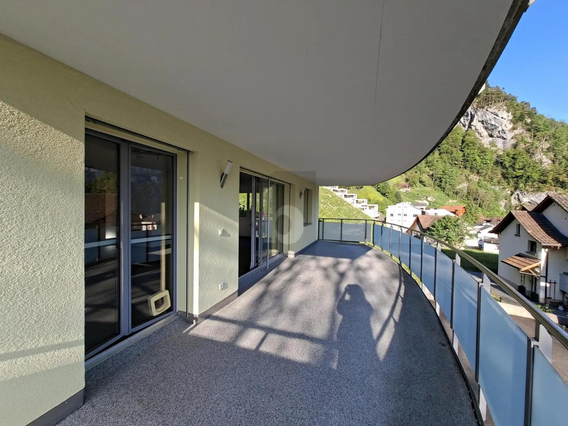 GROSSE GEDECKTE TERRASSE MIT BERGSICHT