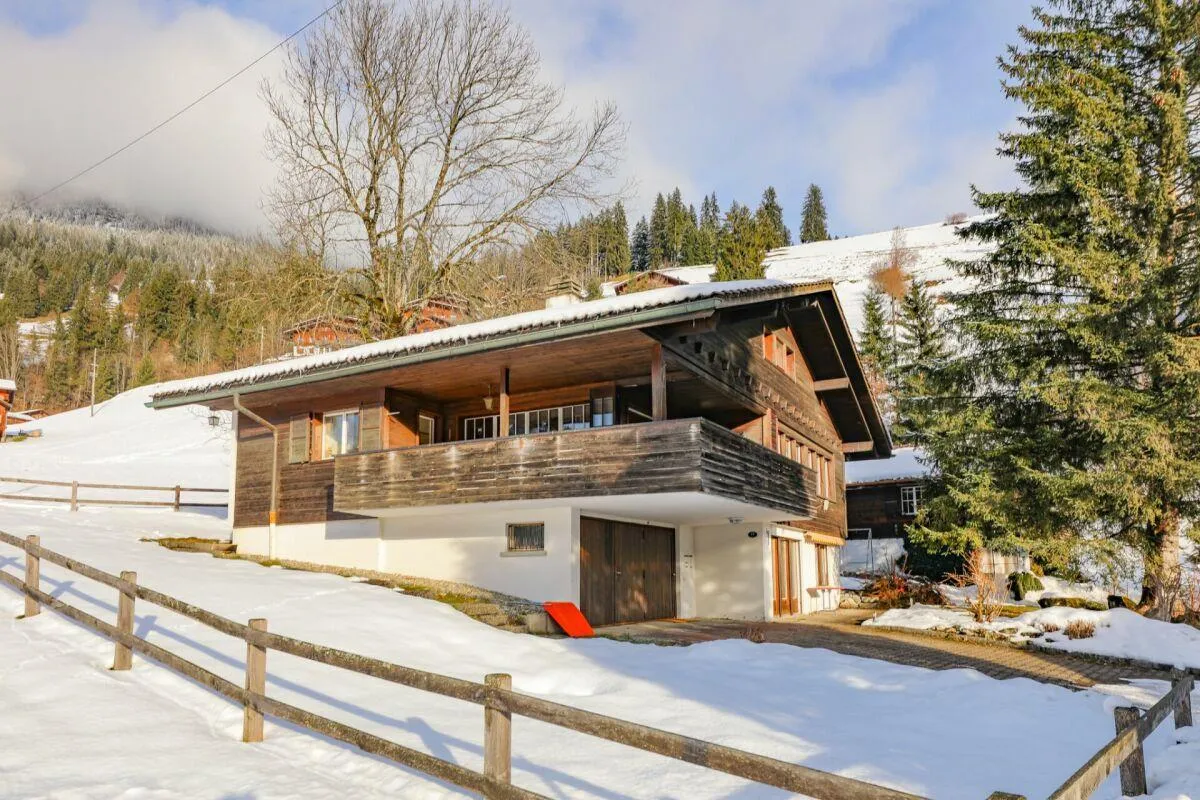 Rustikales Chalet mit zwei Wohneinheiten und Garage in idyllischer ...