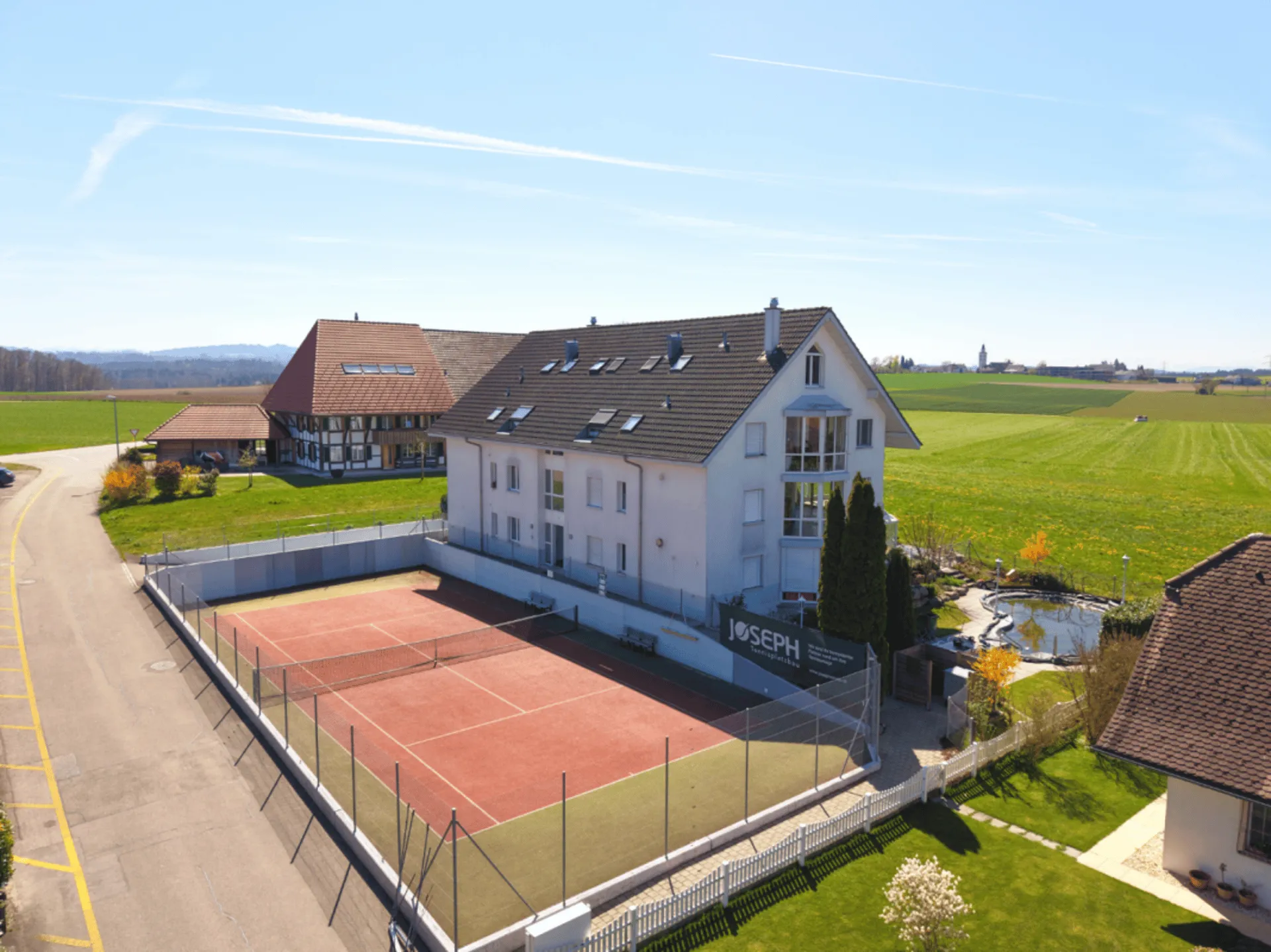Moderne 4.5 Zimmer Wohnung mit Pool, Tennisplatz & hochwertigem Ausbau in Bolken