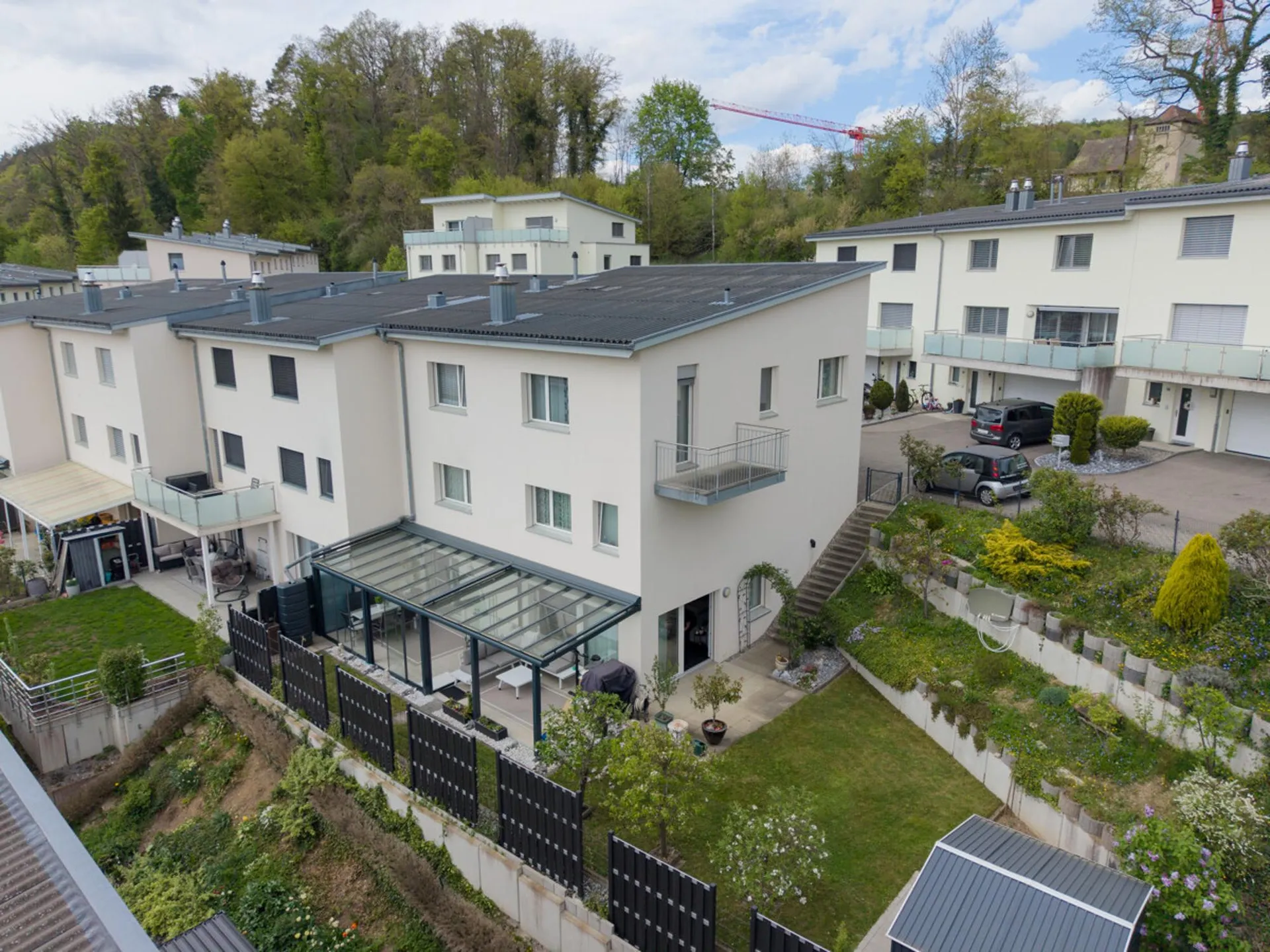 Grosszügiges Eckhaus mit idyllischem Garten