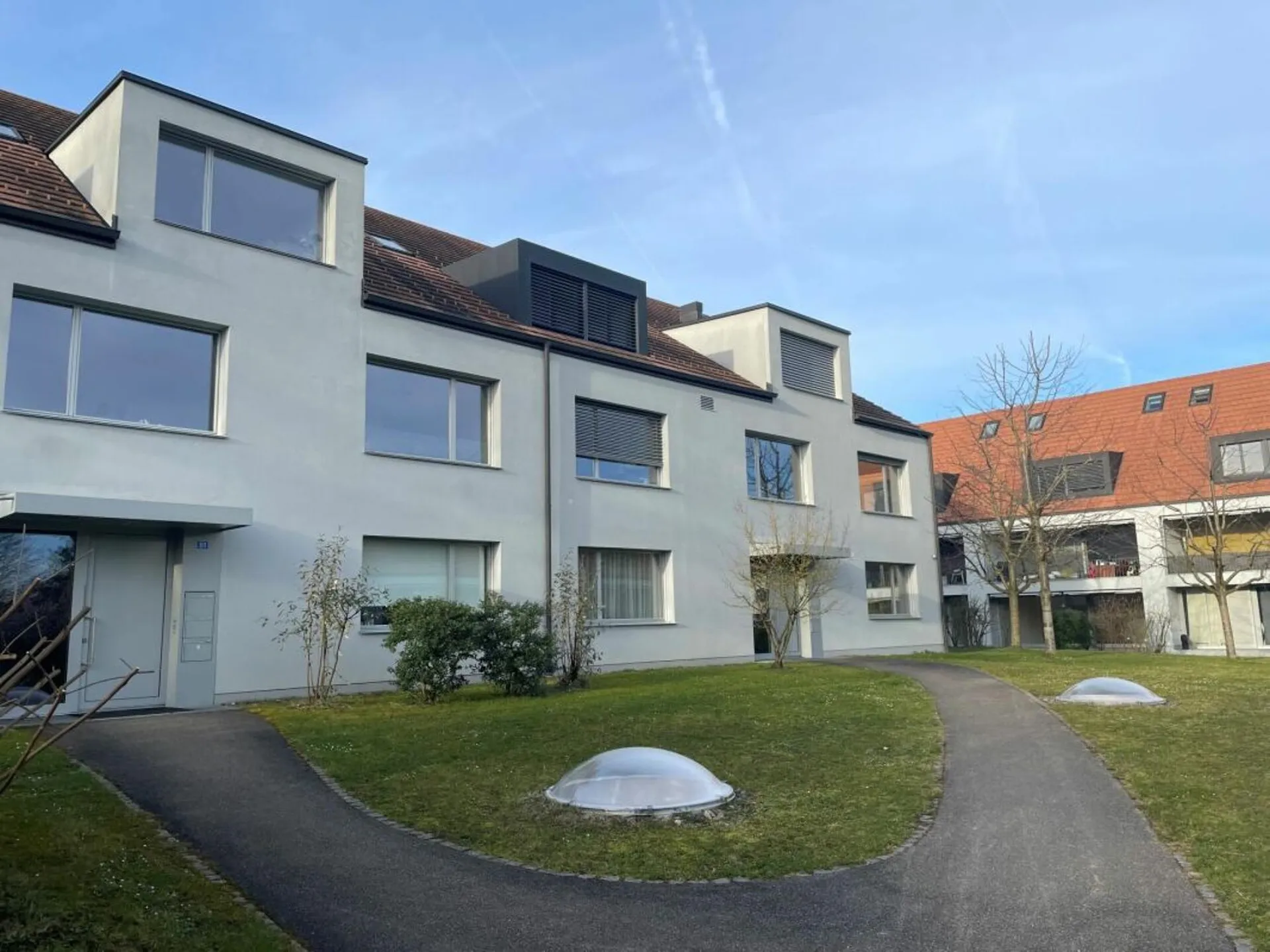 Grosszügige und hochwertige 4 1/2-Zimmer-Gartenwohnung mit Hobbyraum und Einstellplatz in naturnaher Umgebung