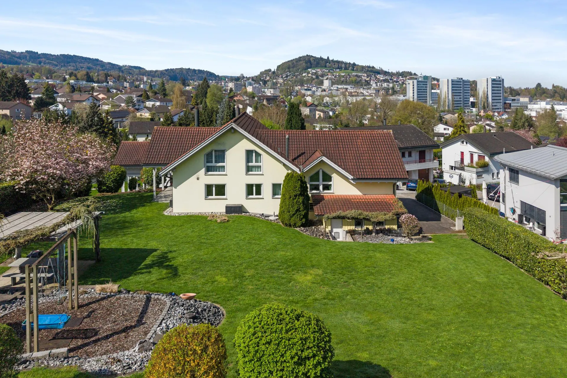 Grosszügig Wohnen mit weitläufiger Gartenanlage