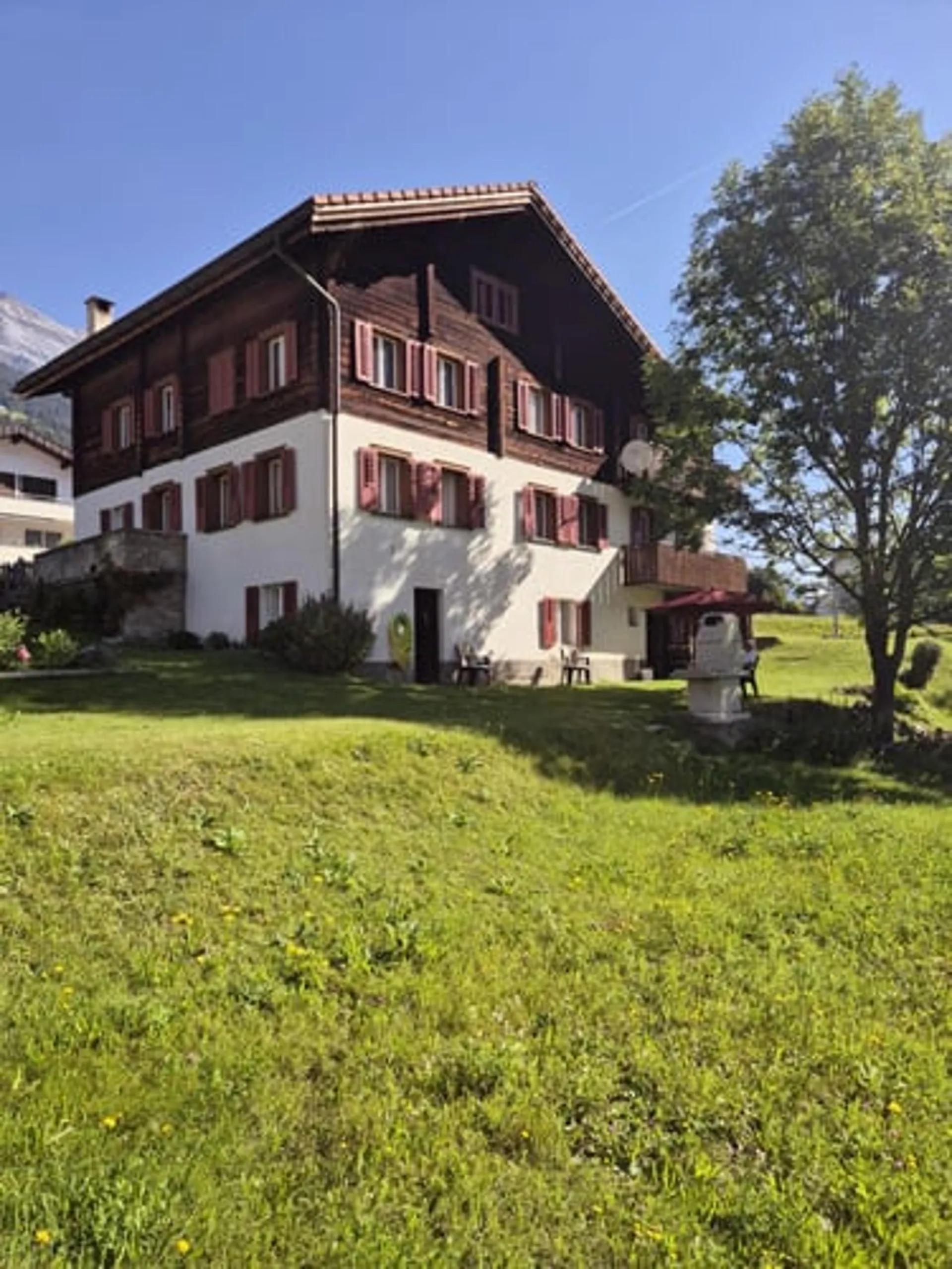 Das traditionelle Zweifamilienhaus in Rabius, im Bündner Oberland