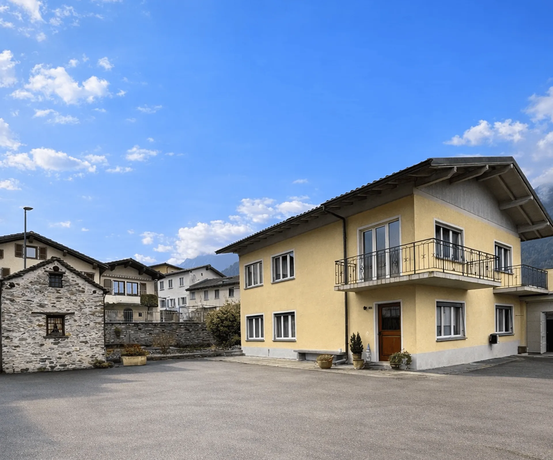 Casa bifamiliare immersa nel verde della campagna di Cama - Norantola