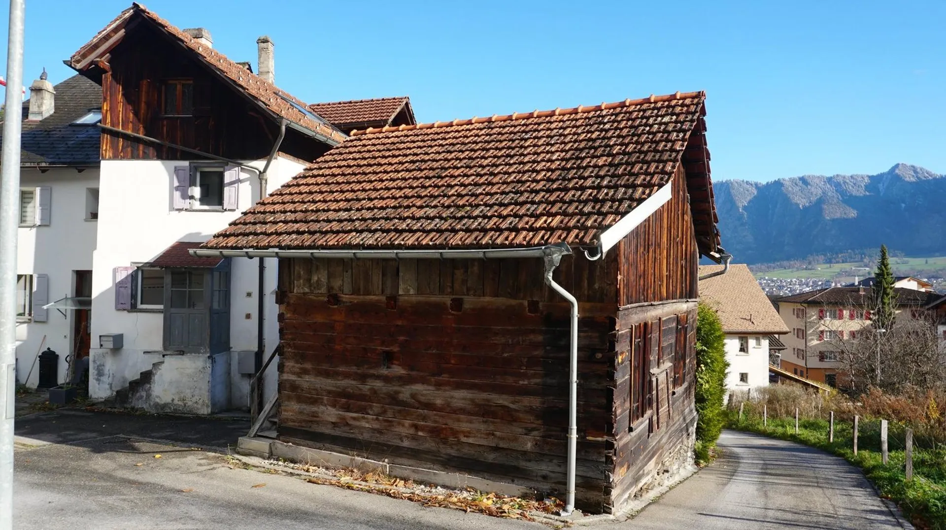 Untervaz - Zweifamilienhaus mit Schopf / Baugrundstück