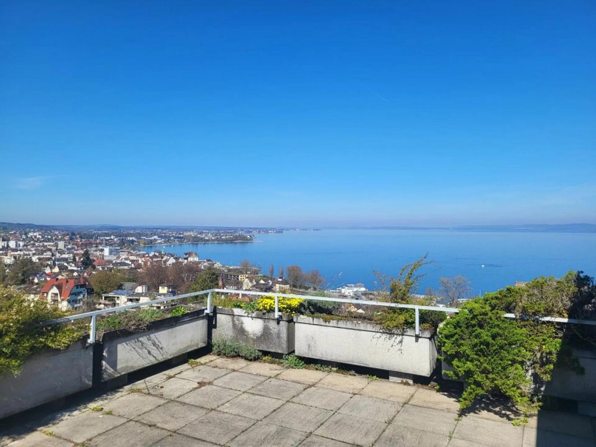 Wohnung im Attikageschoss mit Dachterrasse und Sicht über den See