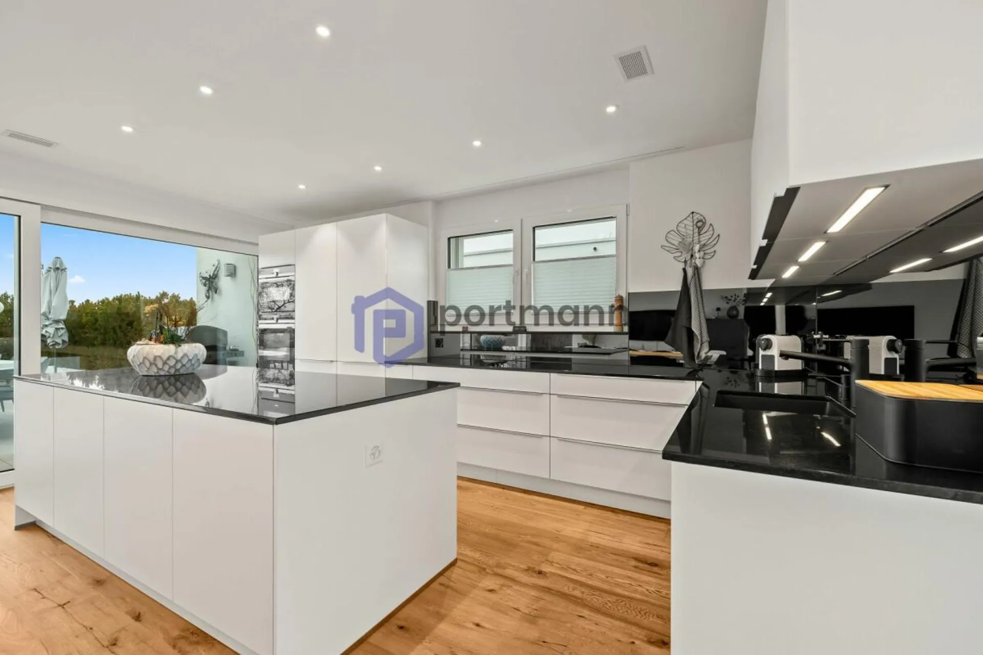 216 m2 large terrace for the newly renovated, well-maintained attic apartment