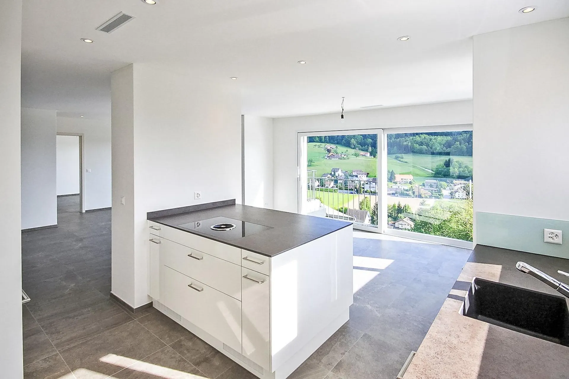 traumhafte 4.5 Zimmer Wohnung mit herrlicher Weitsicht und vielen Parkplätzen