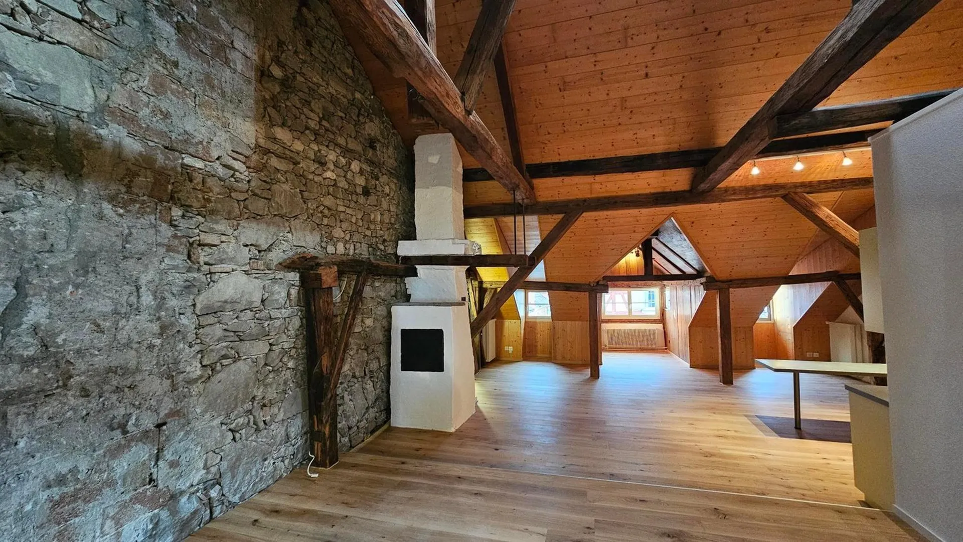 sehr charmante 2,5 Zimmer-Dachwohnung im 3.OG