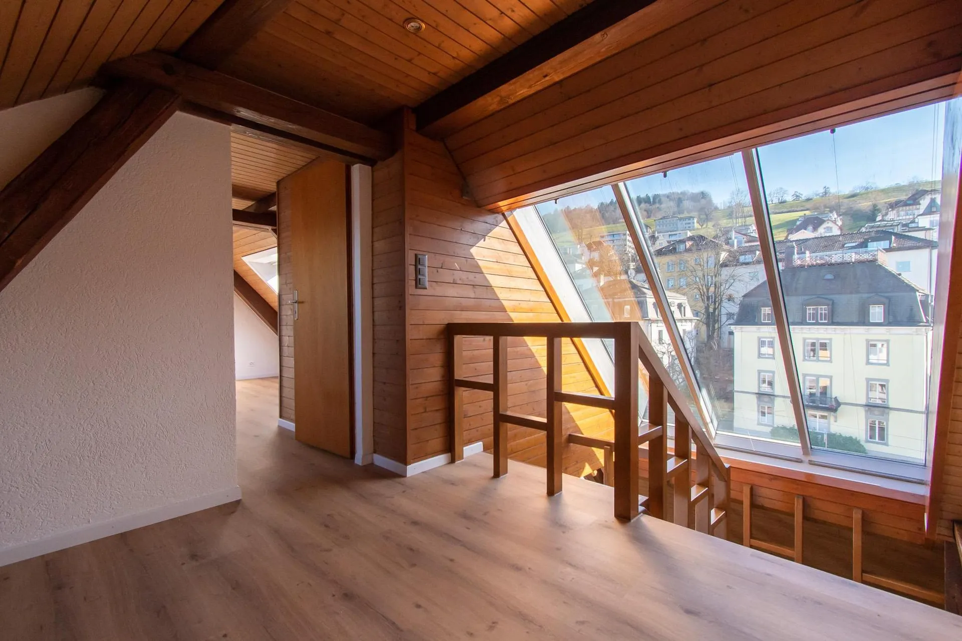 Besondere 4 Zimmer-Maisonette-Dachwohnung in der Stadt