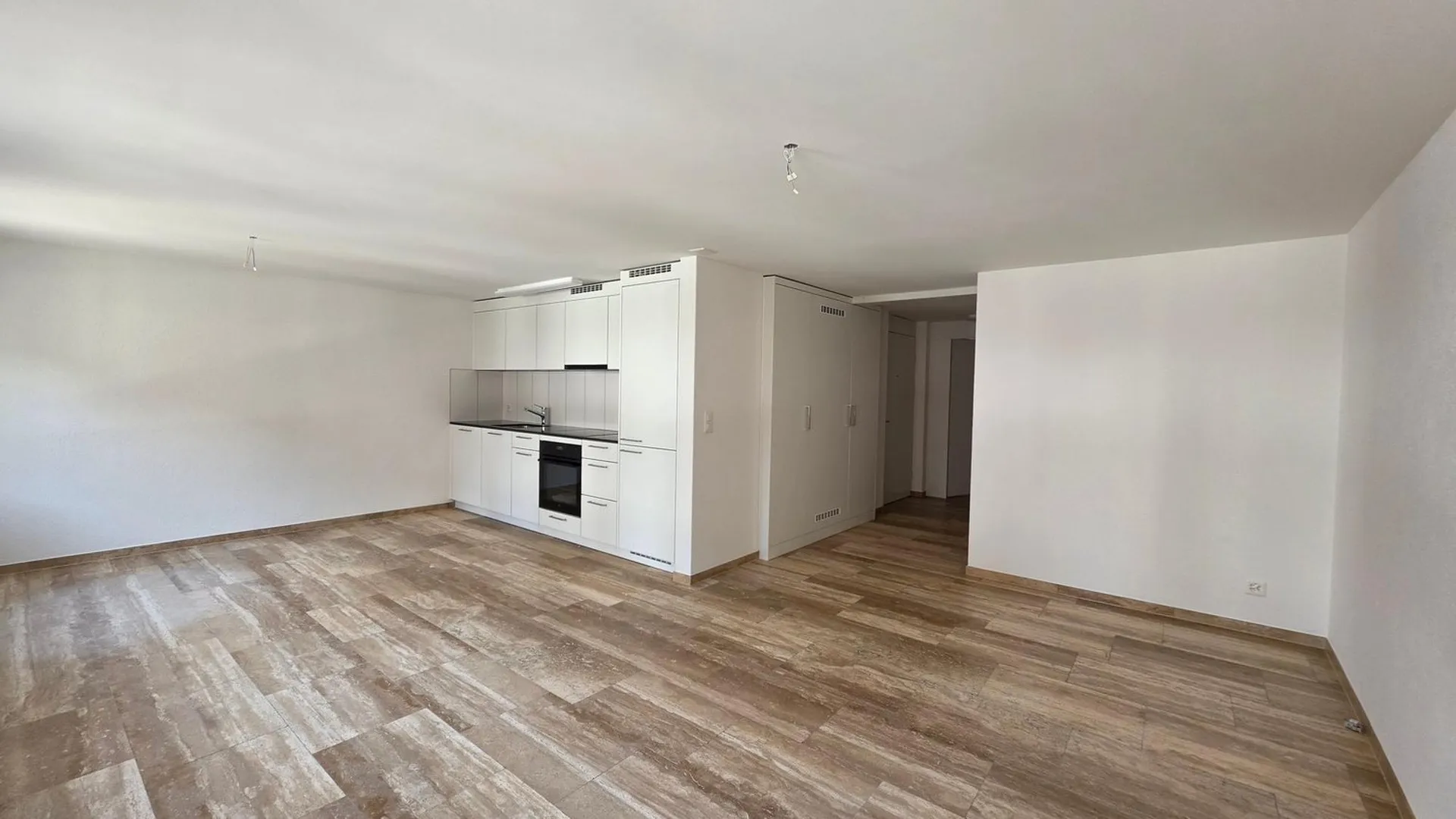 grosse 2.5 Zimmer-Wohnung 1.OG mit Balkon