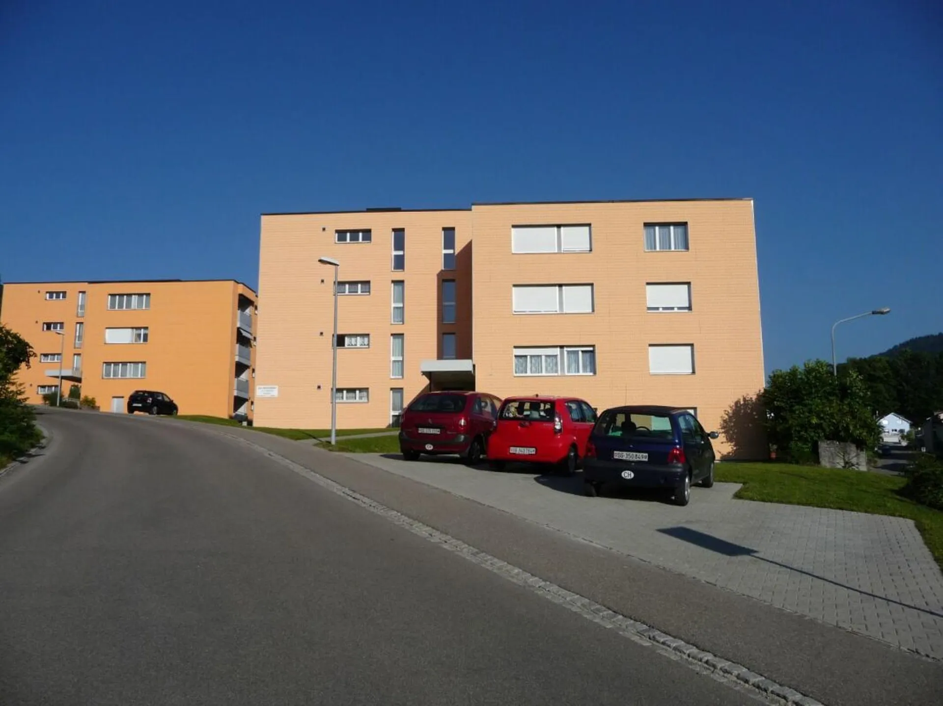 Günstig!, sonnig, ruhig, grosser Balkon! Sep. Küche.  2.5-Zi-Wohnung mit Aussicht!