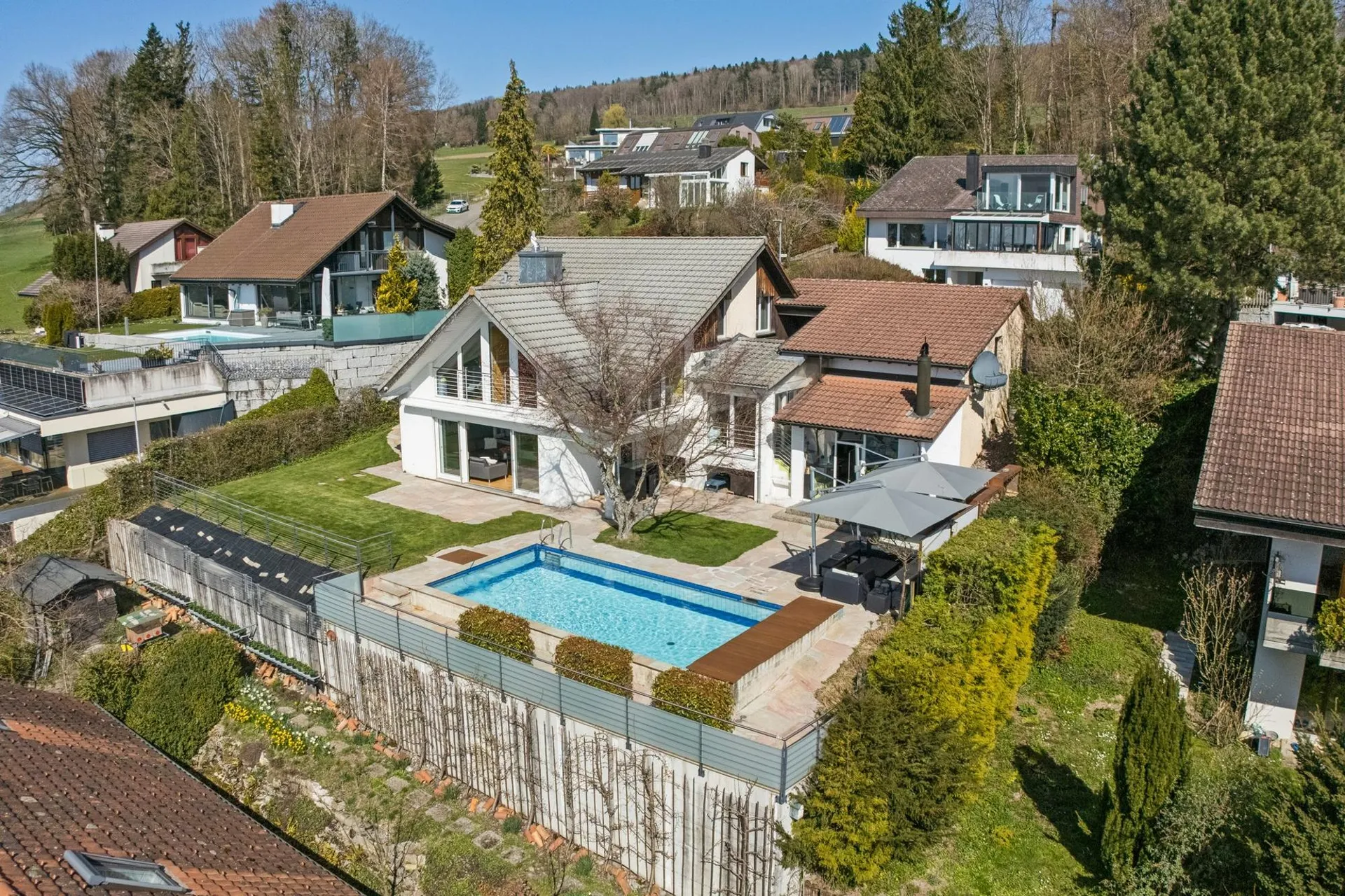 Stilvolles Familienheim mit Garten, Sicht und Pool