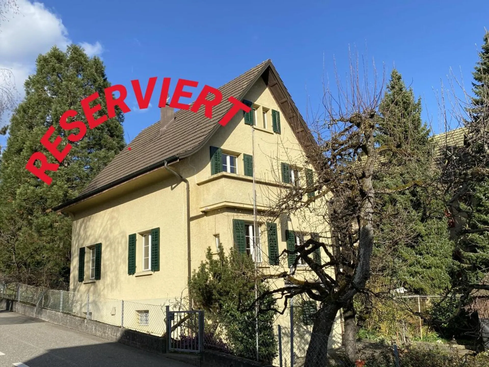 Einfamilienhaus mit Sitzplätzen, Balkon, Garage