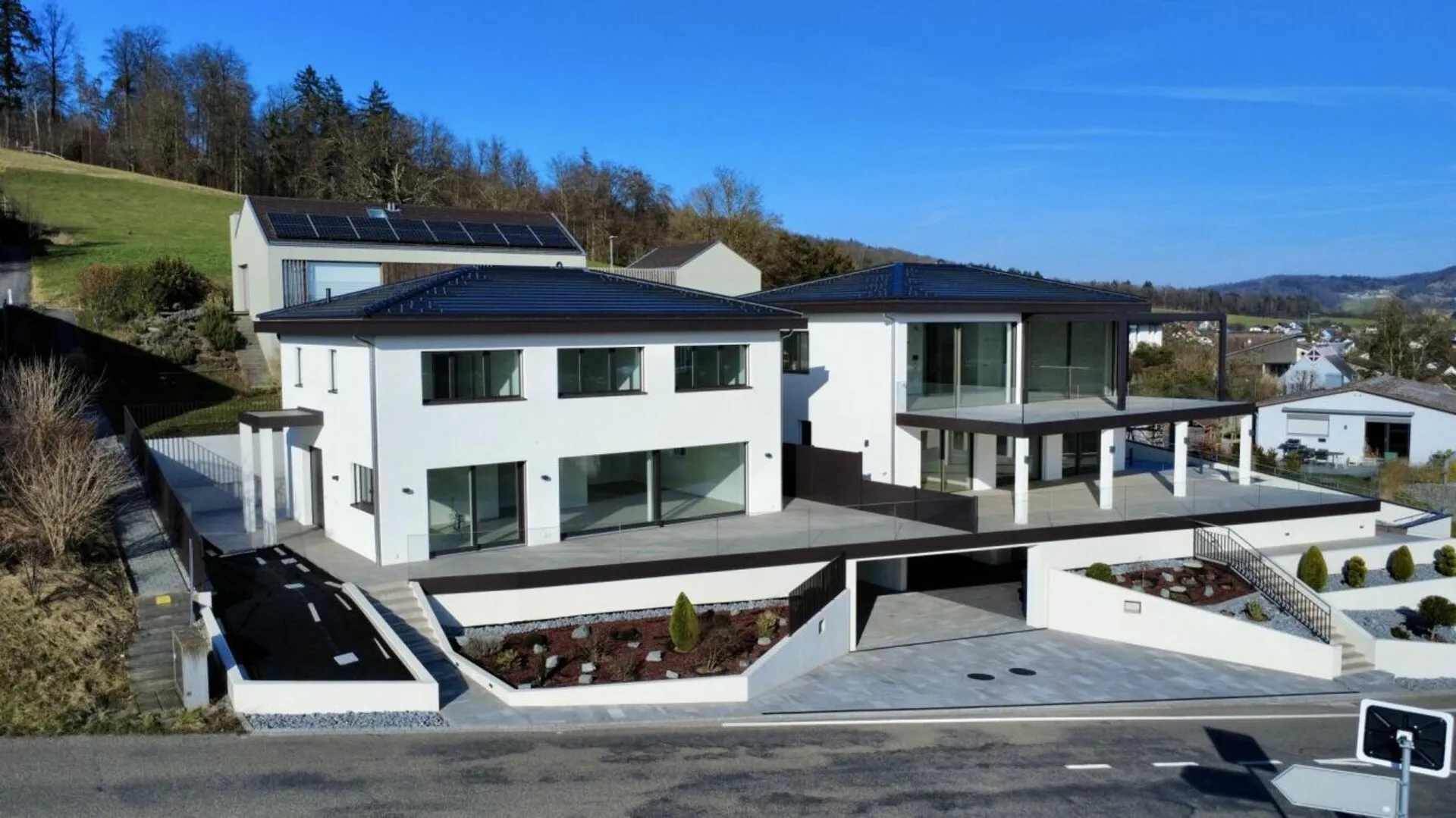 Modernes Wohnen auf höchstem Niveau - Minergie-Villa mit Bergblick