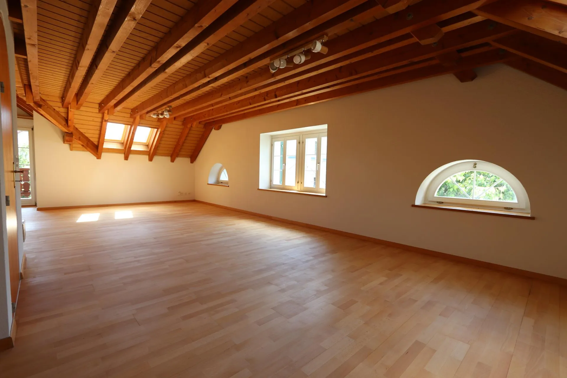 Saniertes Juwel 3.5-Zimmer-Duplexwohnung mit Cheminée und grossem Balkon in Dättwil