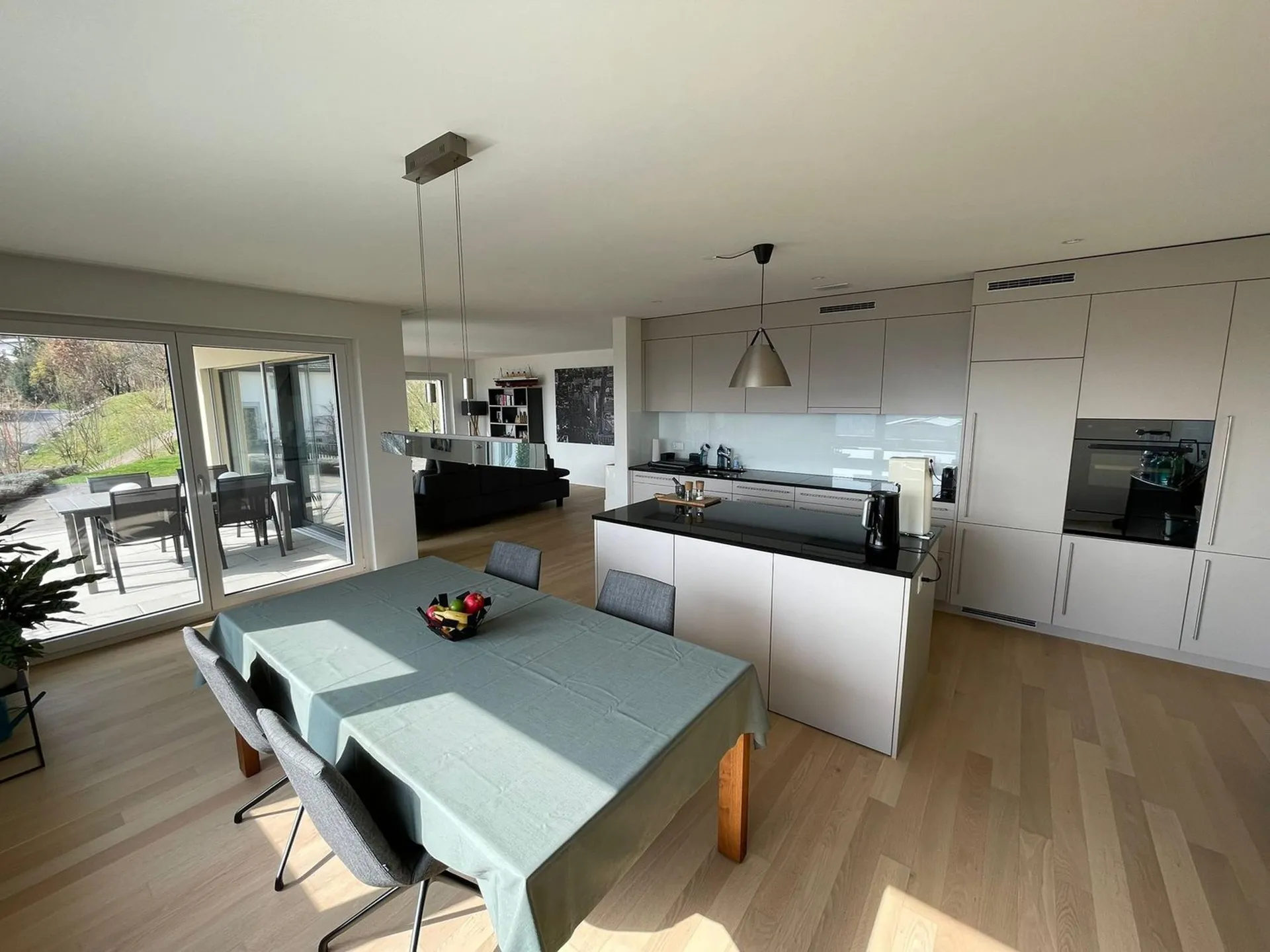 Moderne und grosse Wohnung an idyllischer Lage mit wunderschöner Aussicht