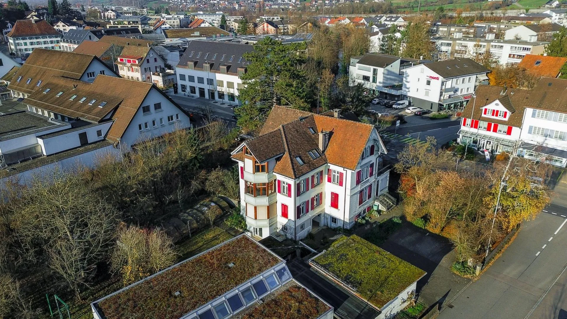 Historisches Mehrfamilienhaus mit 3 Wohnungen und Pool in Frick