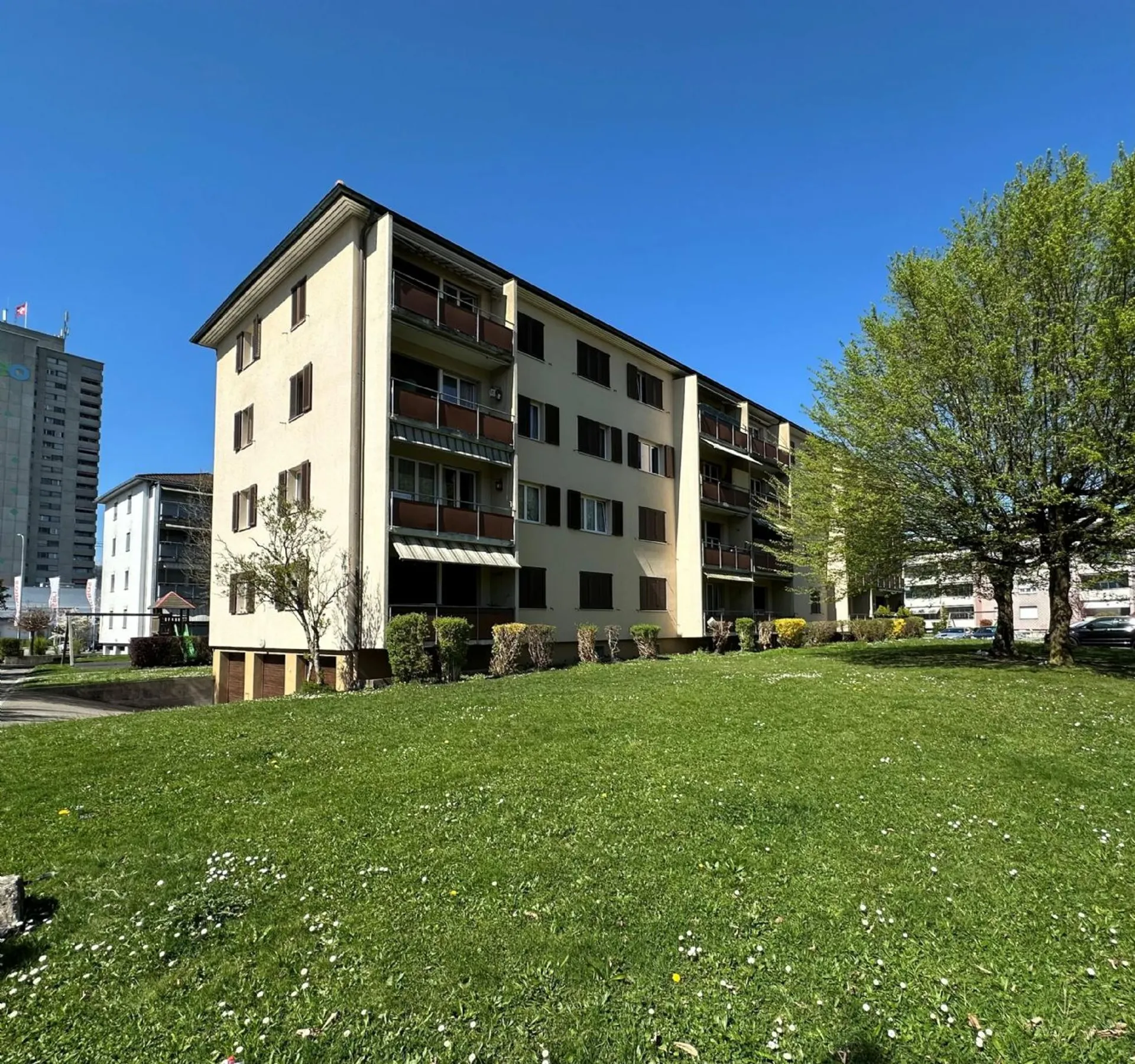 Helle und grosszügige 3.5-Zimmerwohnung an ruhiger Lage zu vermieten!