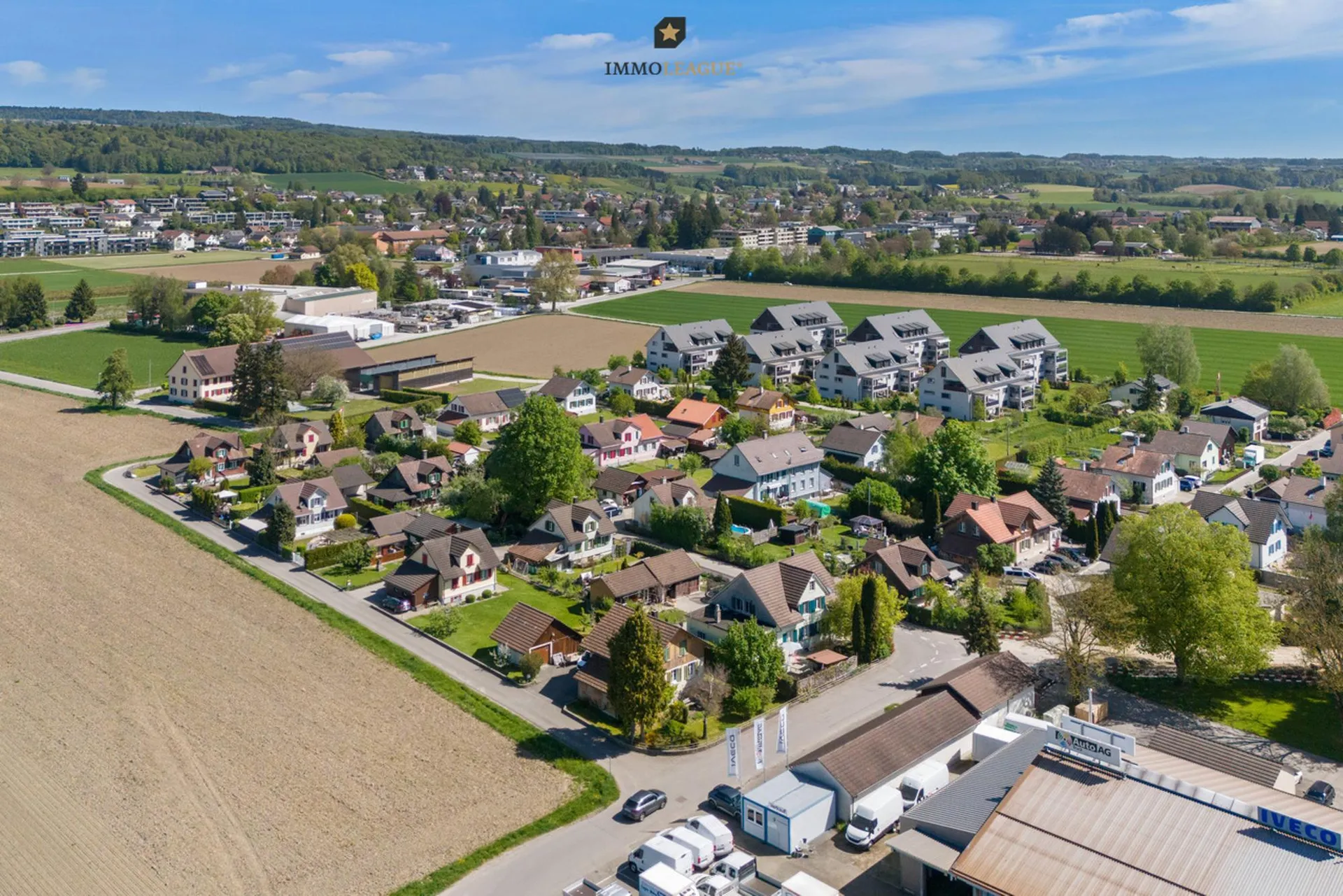 Frisch renoviertes 8.5-Zimmer-Eigenheim mit viel Privacy an familienfreundlicher Lage.