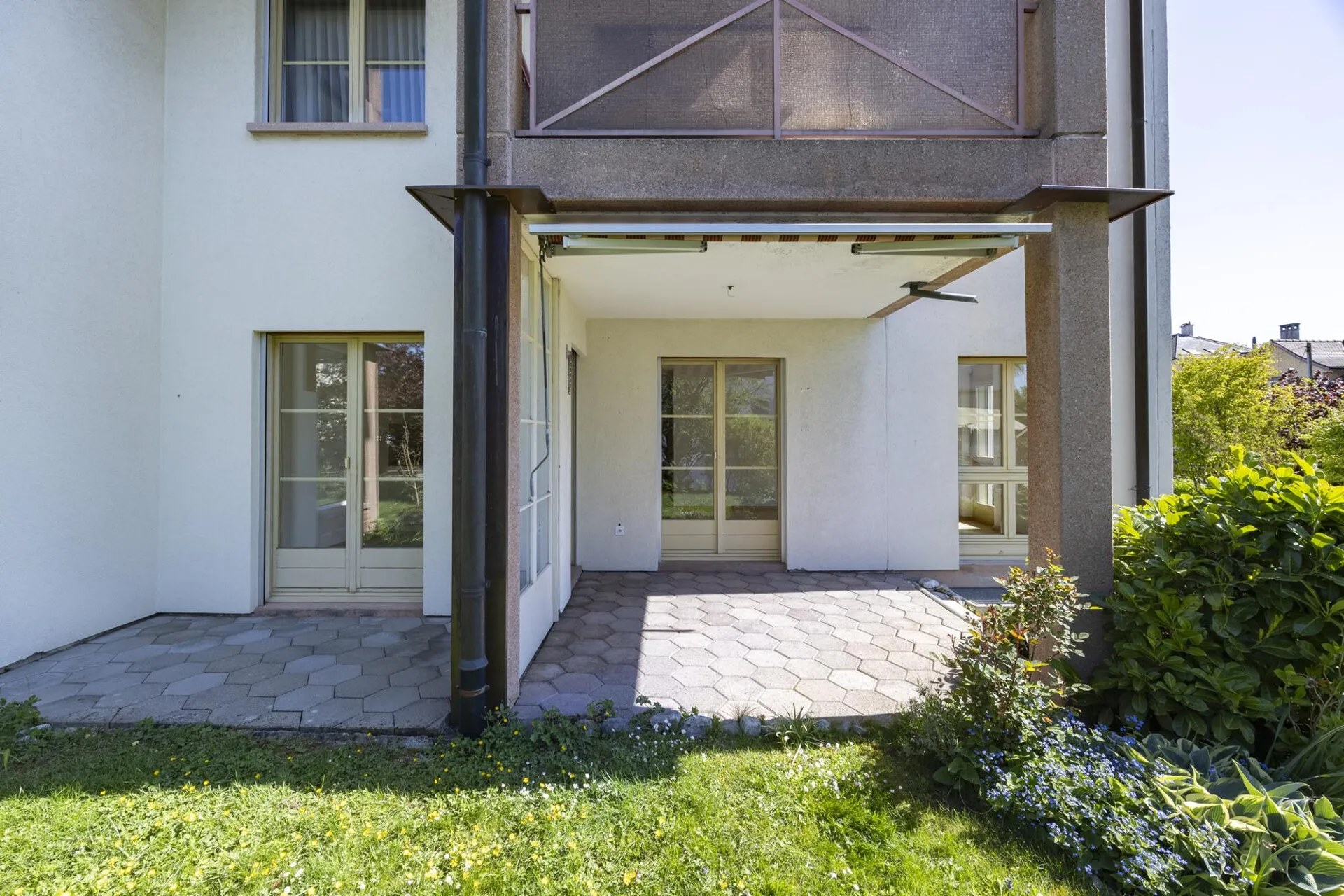 2.5-Zimmer Gartenwohnung mit Lift und Einzelgarage