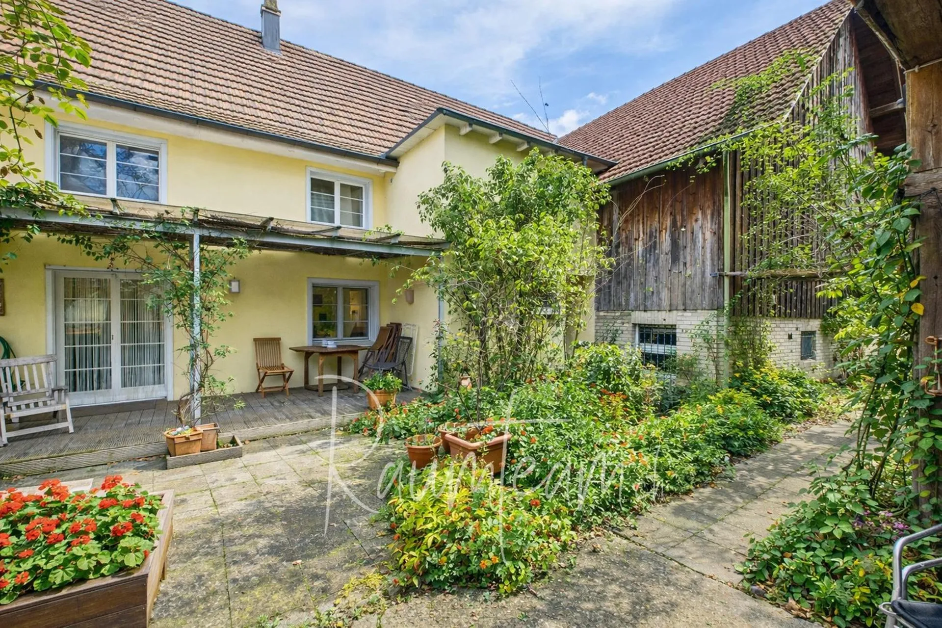 Wohnen & Arbeiten: Charmantes Ensemble mit Wohnhaus, Atelier/Gewerbe und Loft