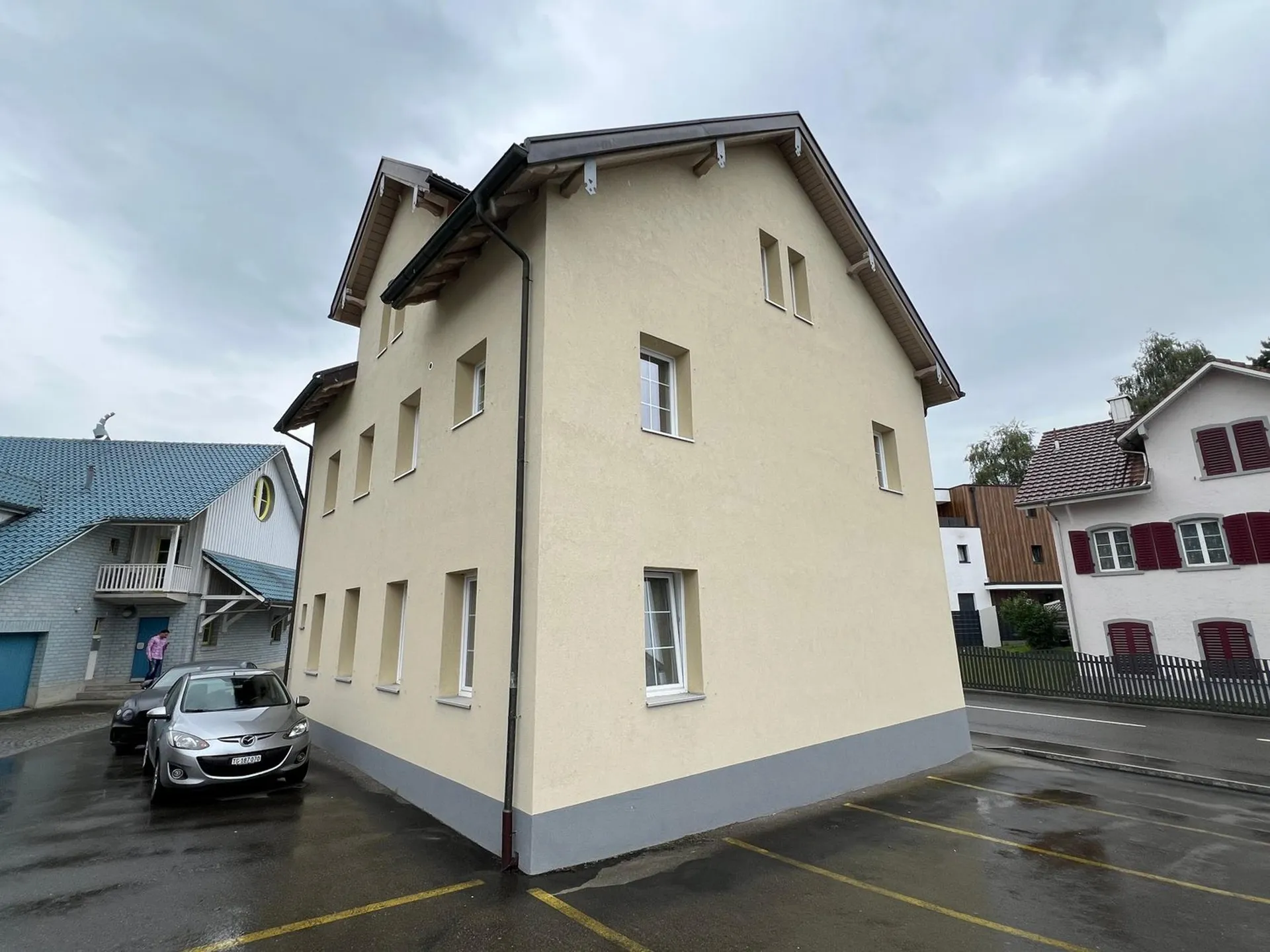 Vielseitiges Mehrfamilienhaus in Riedt bei Erlen – Gute Rendite und Potenzial an zentraler Lage