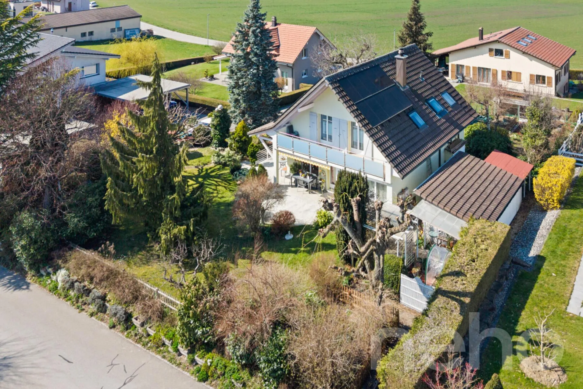 Maison familiale spacieuse avec jardin dans environnement calme