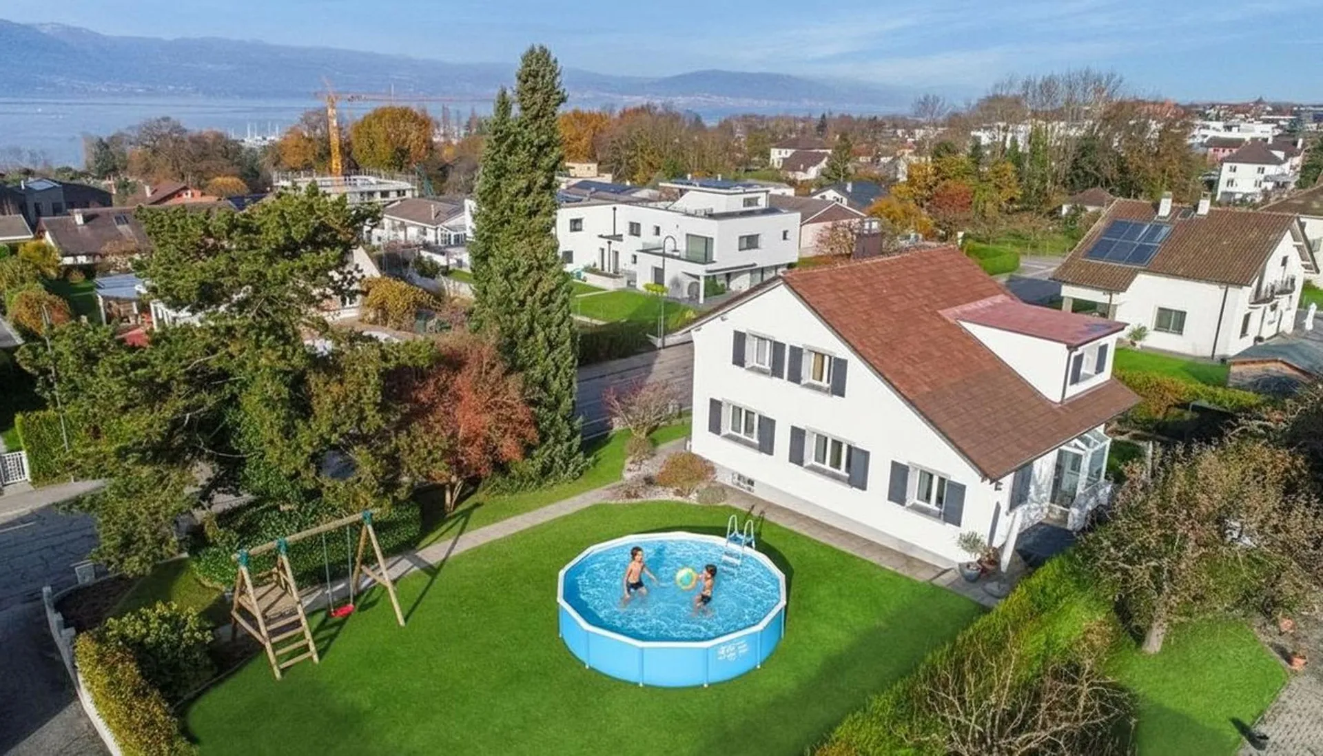 Schöne, sorgfältig renovierte Liegenschaft mit grossem, baumbestandenem Garten