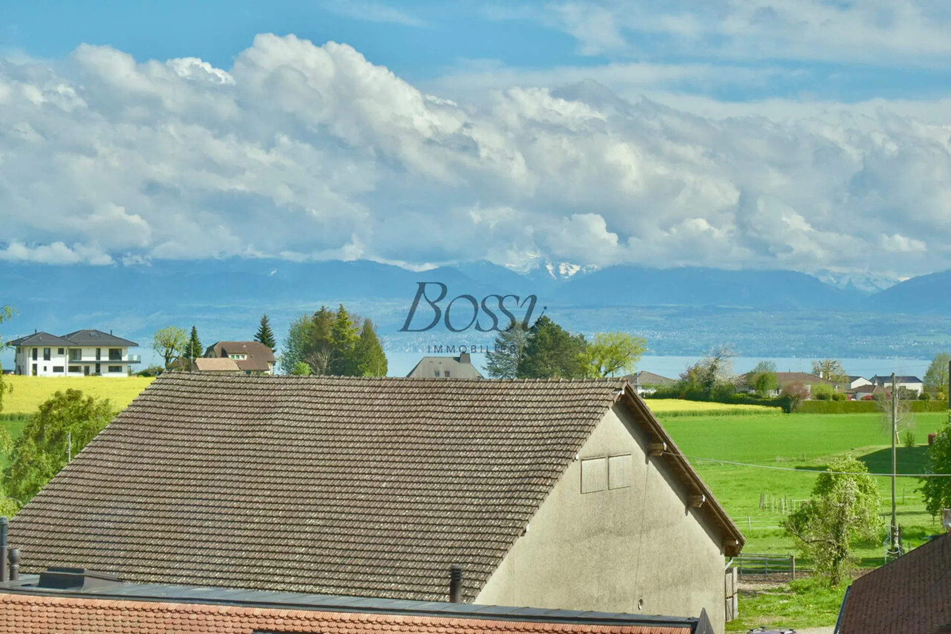 Comme une maison : cachet, volumes, vue lac et gare à 700 m