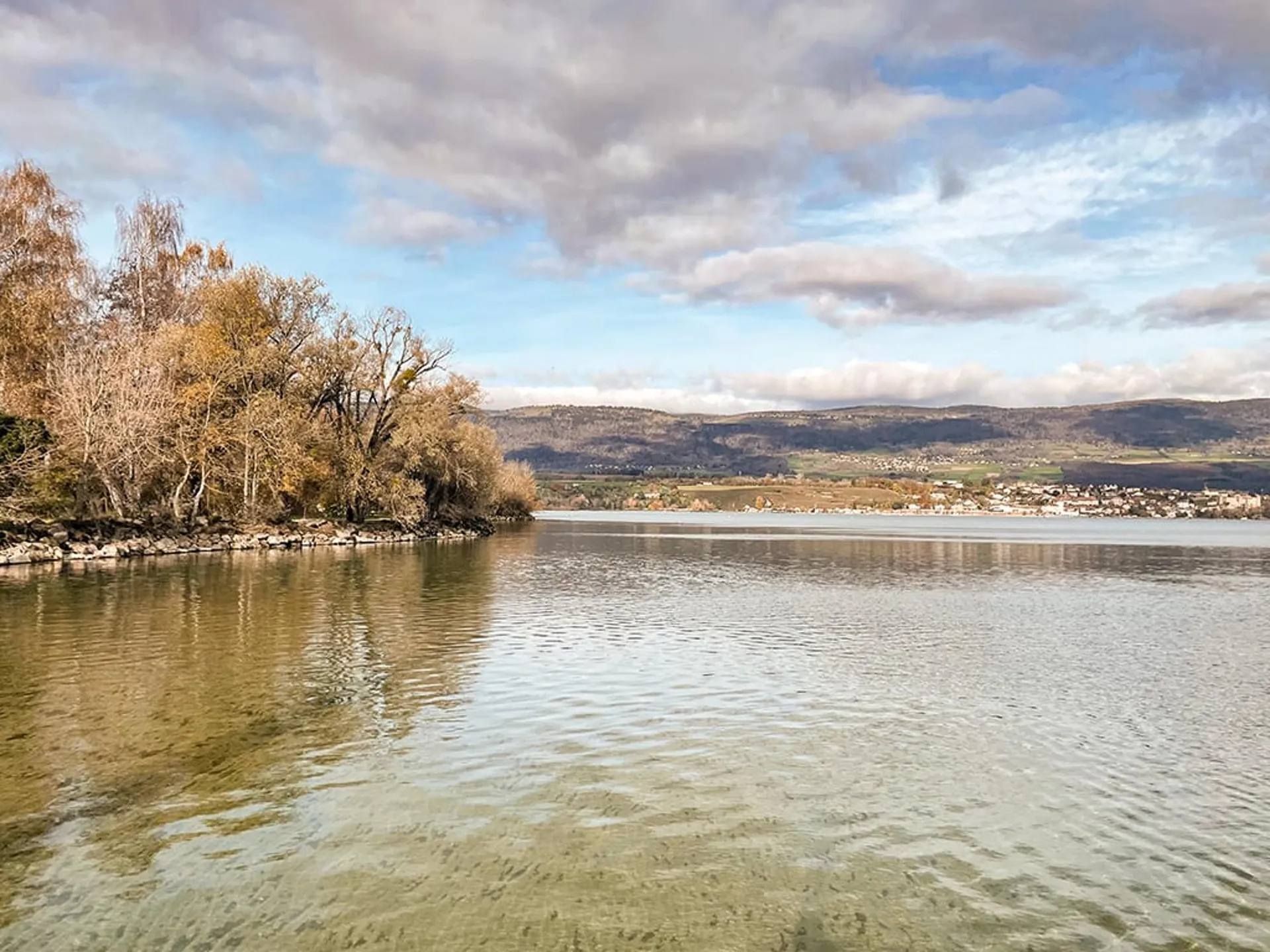 SE RÉVEILLER À QUELQUES MÈTRES DE L’EAU - OUVRIR LA BAIE VITRÉE ET SENTIR L’AIR DU LAC