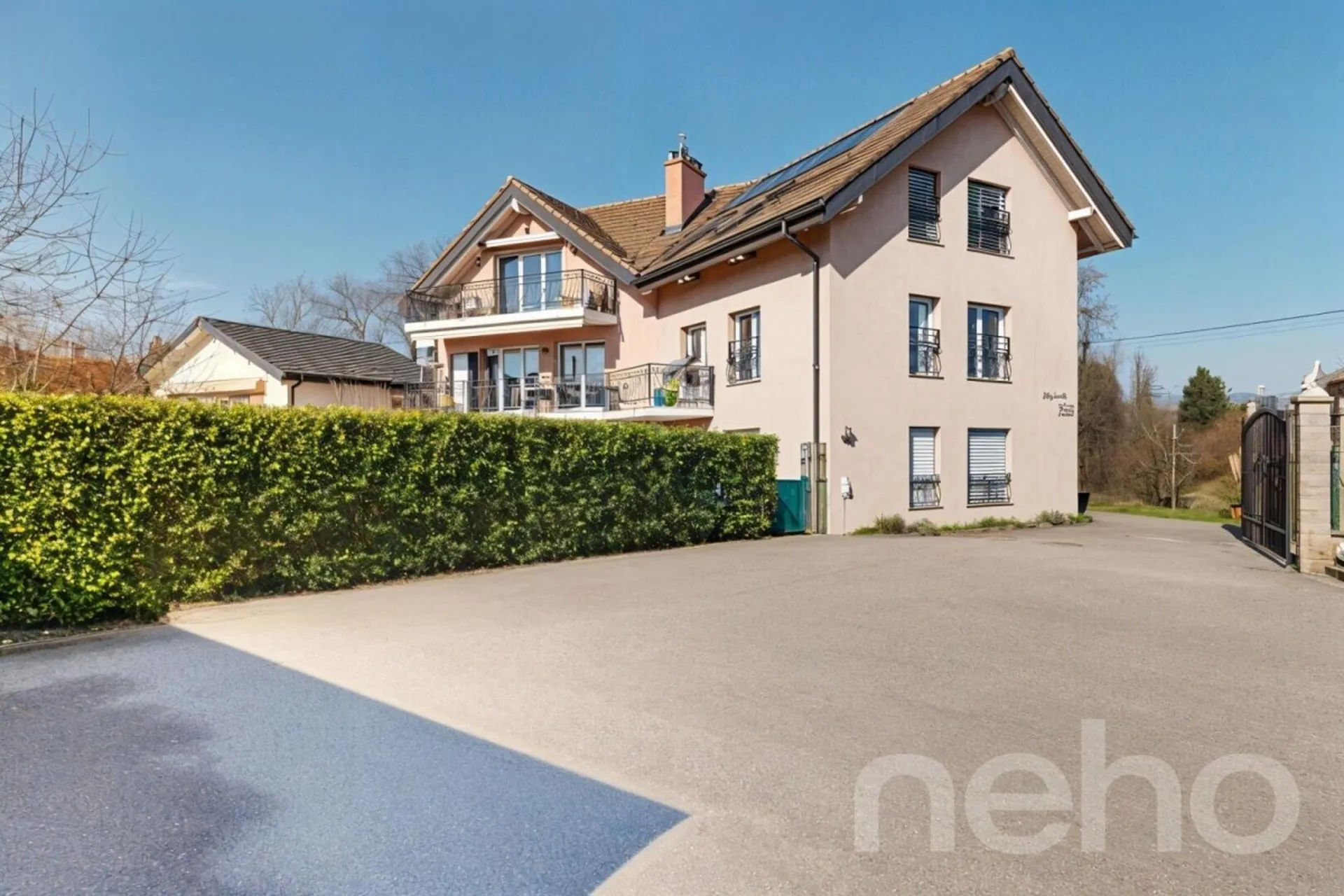 Spacieux appartement familial avec balcons et jardin à St-Prex