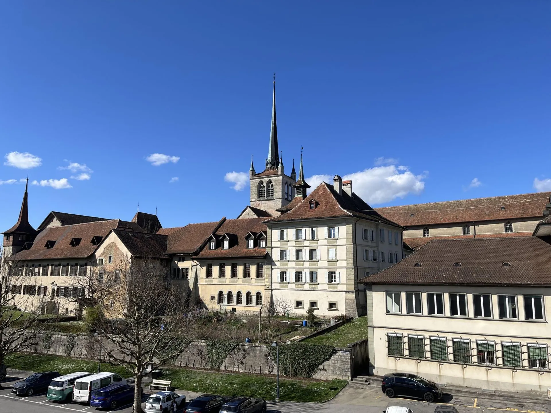 MAGNIFIQUE ATTIQUE, AVEC VUE SUR L'ABBATIALE