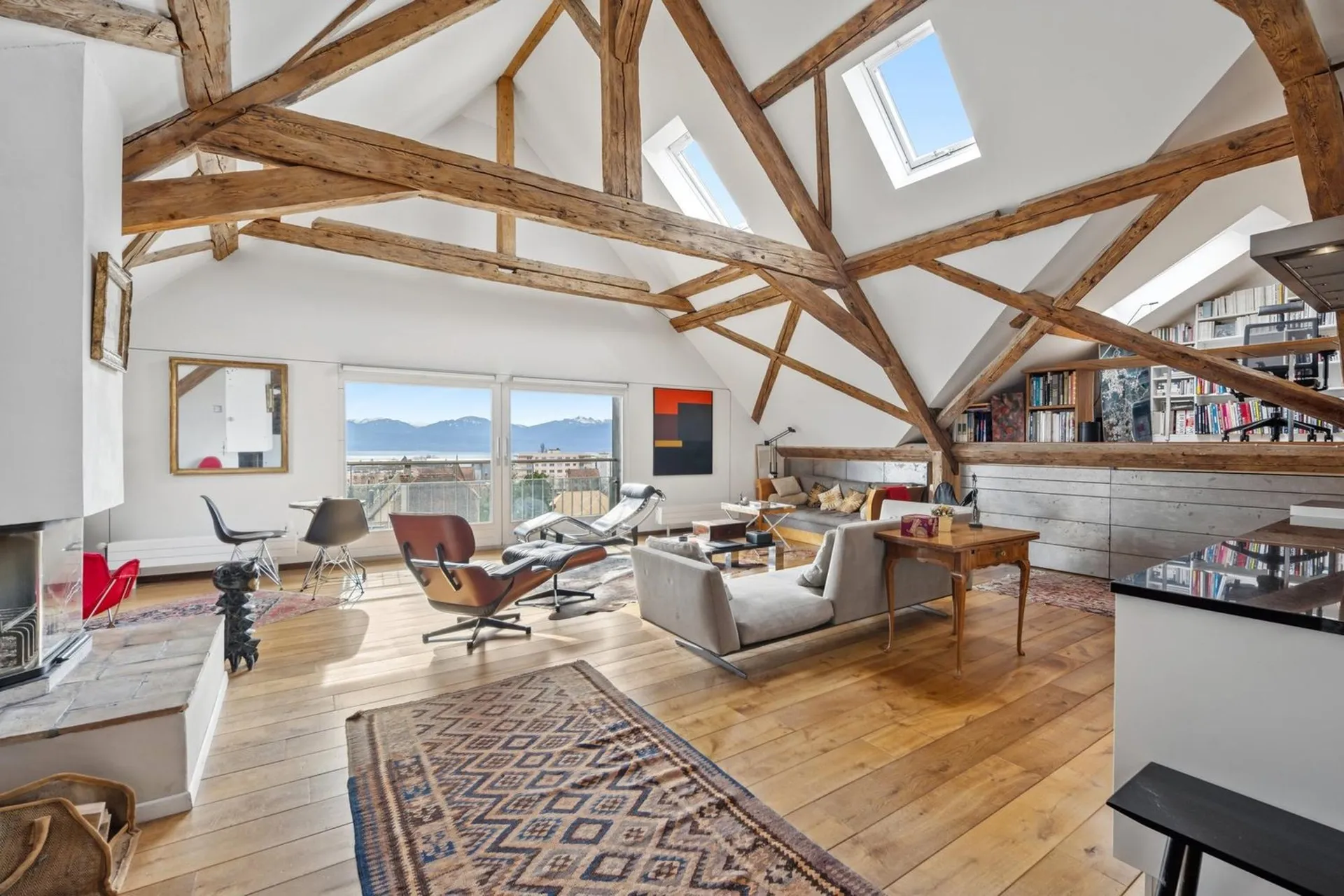 LOFT AVEC VUE SUR LE LAC ET MEZZANINE AU COEUR DU BOURG