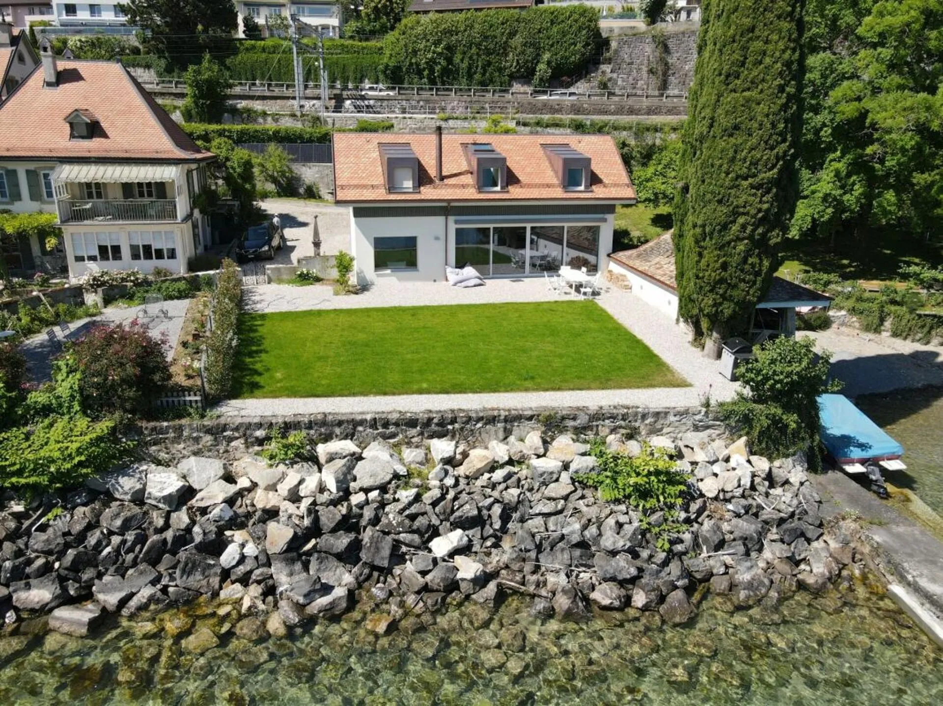 Maison pieds dans l'eau à Corseaux