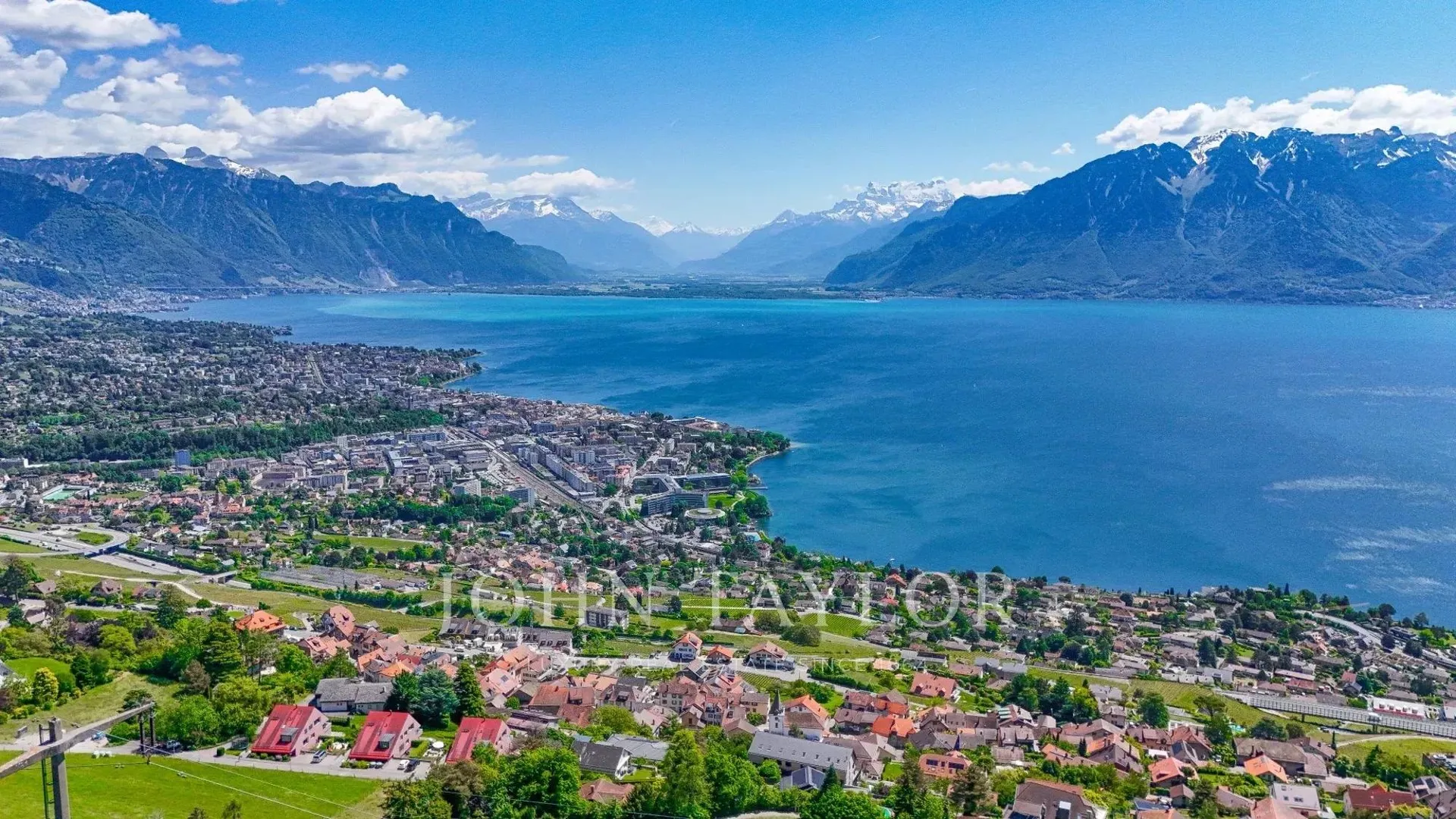 EXCLUSIVITÉ!! Spacieuse villa avec vue panoramique spectaculaire