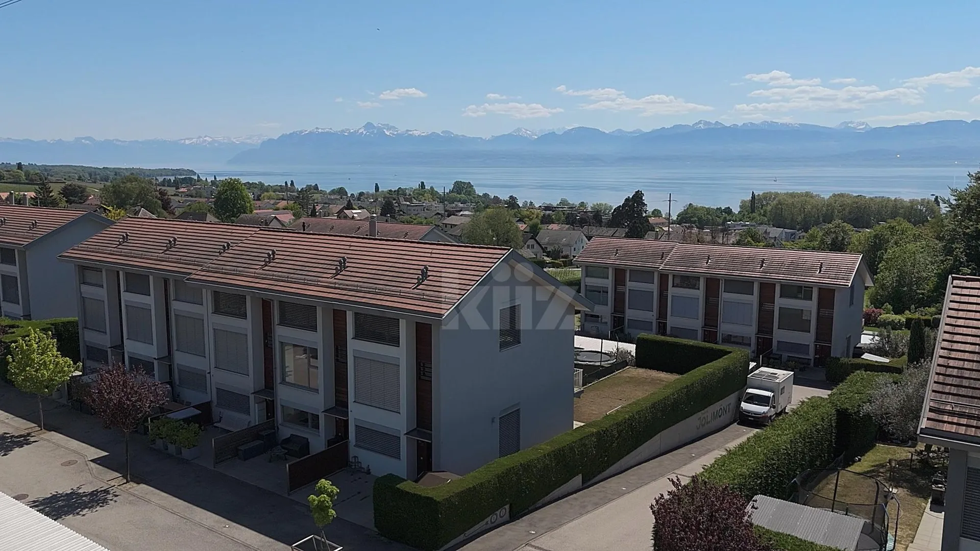 Superbe maison contiguë avec jardin et vue lac
