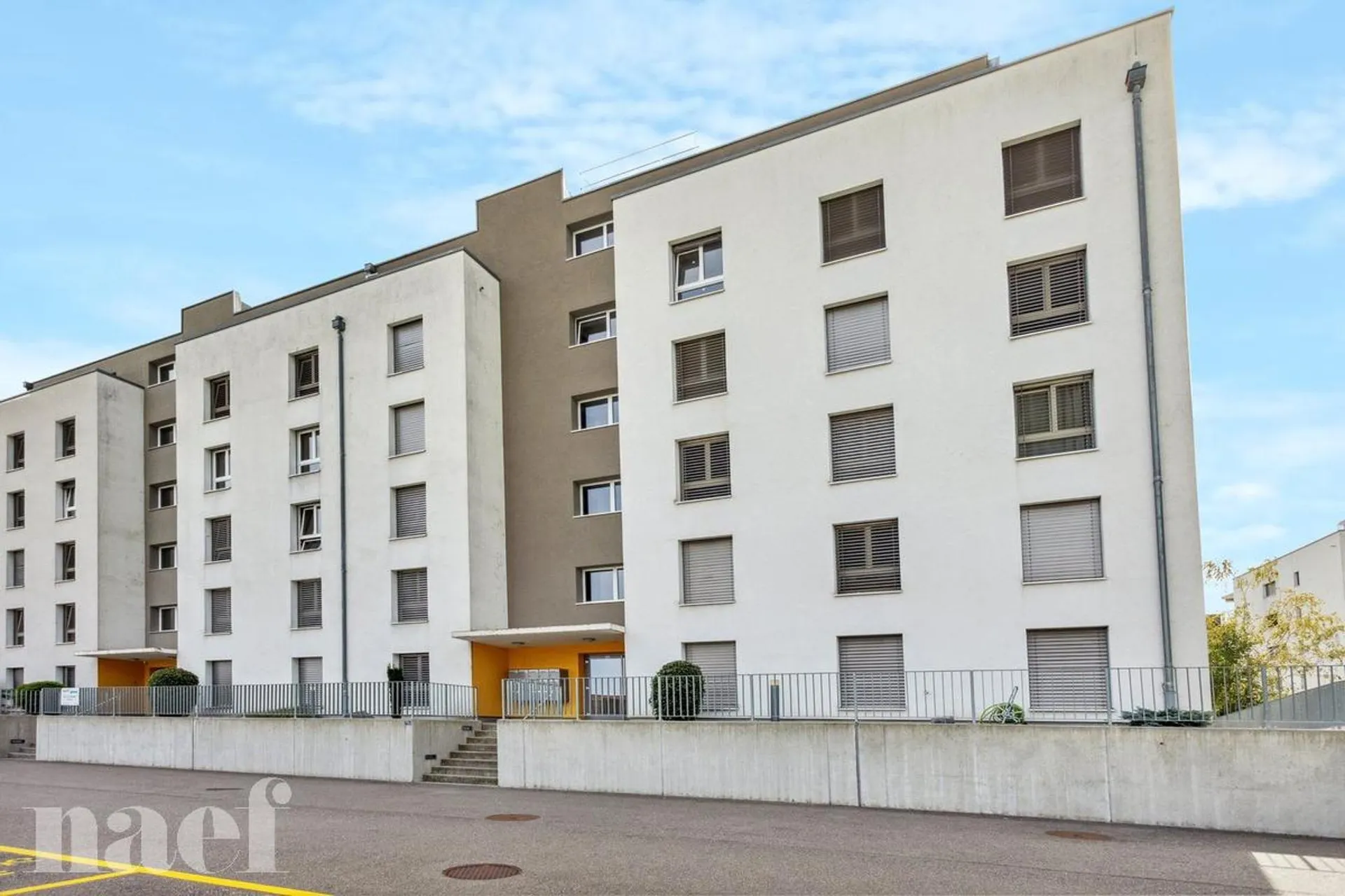 Dans un quartier résidentiel, logement spacieux et lumineux
