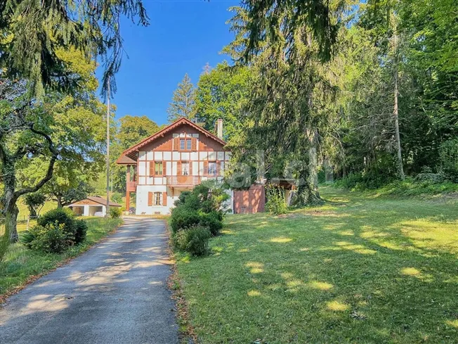 Bursins, altes Haus mit 8 Zimmern auf ca. 254 m² Wohnfläche