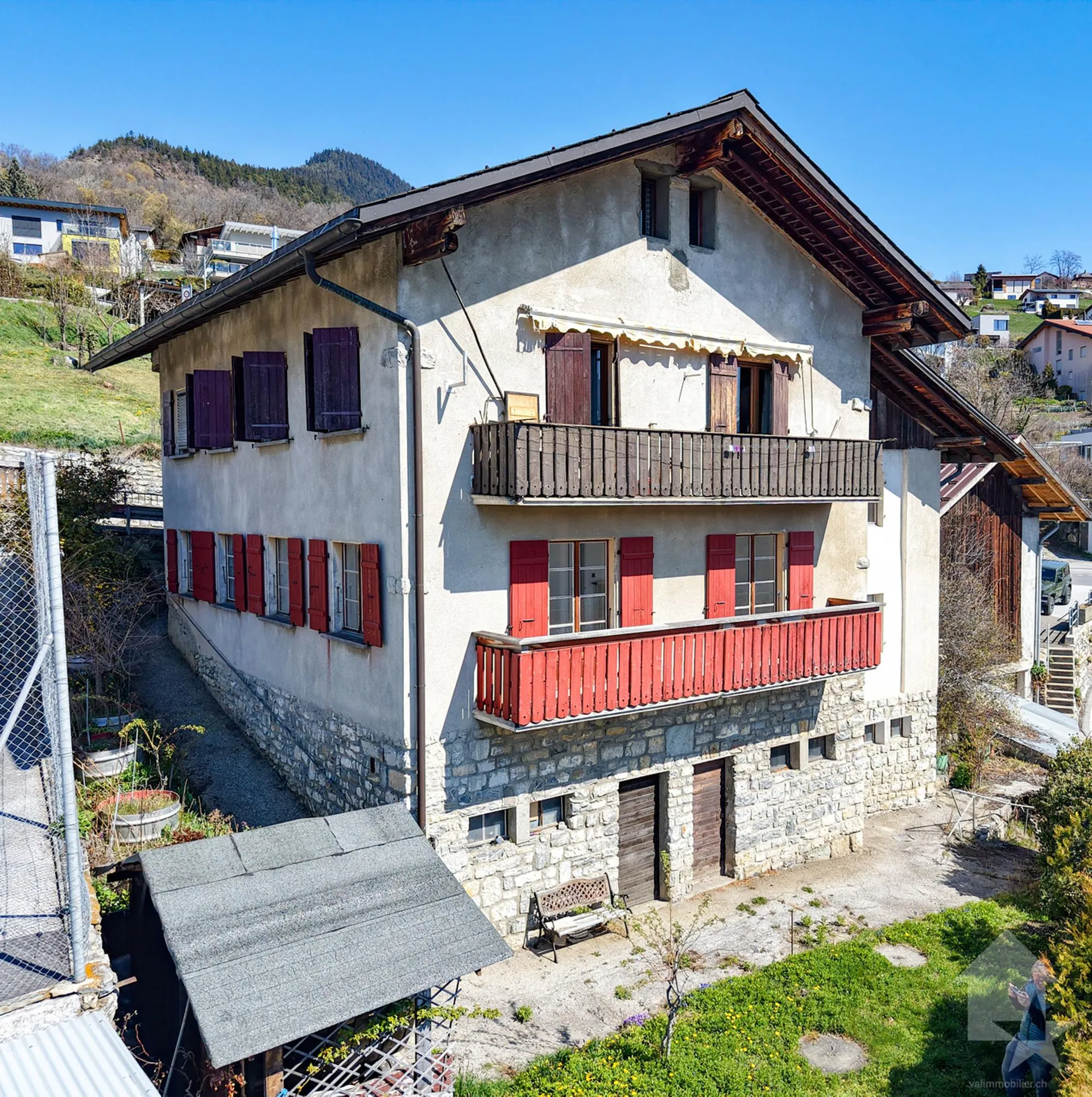 Appartement de 5.5 pièces + grange/garage, splendide vue, calme, ensoleillé