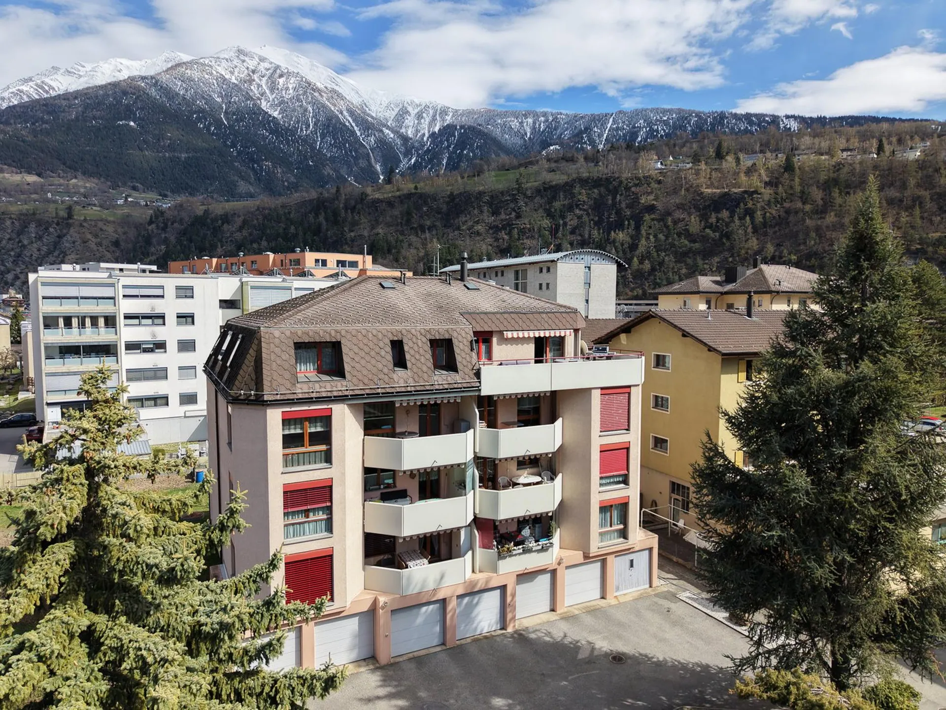 Grosszügige Attikawohnung mit Privatlift und sonniger Terrasse in Naters