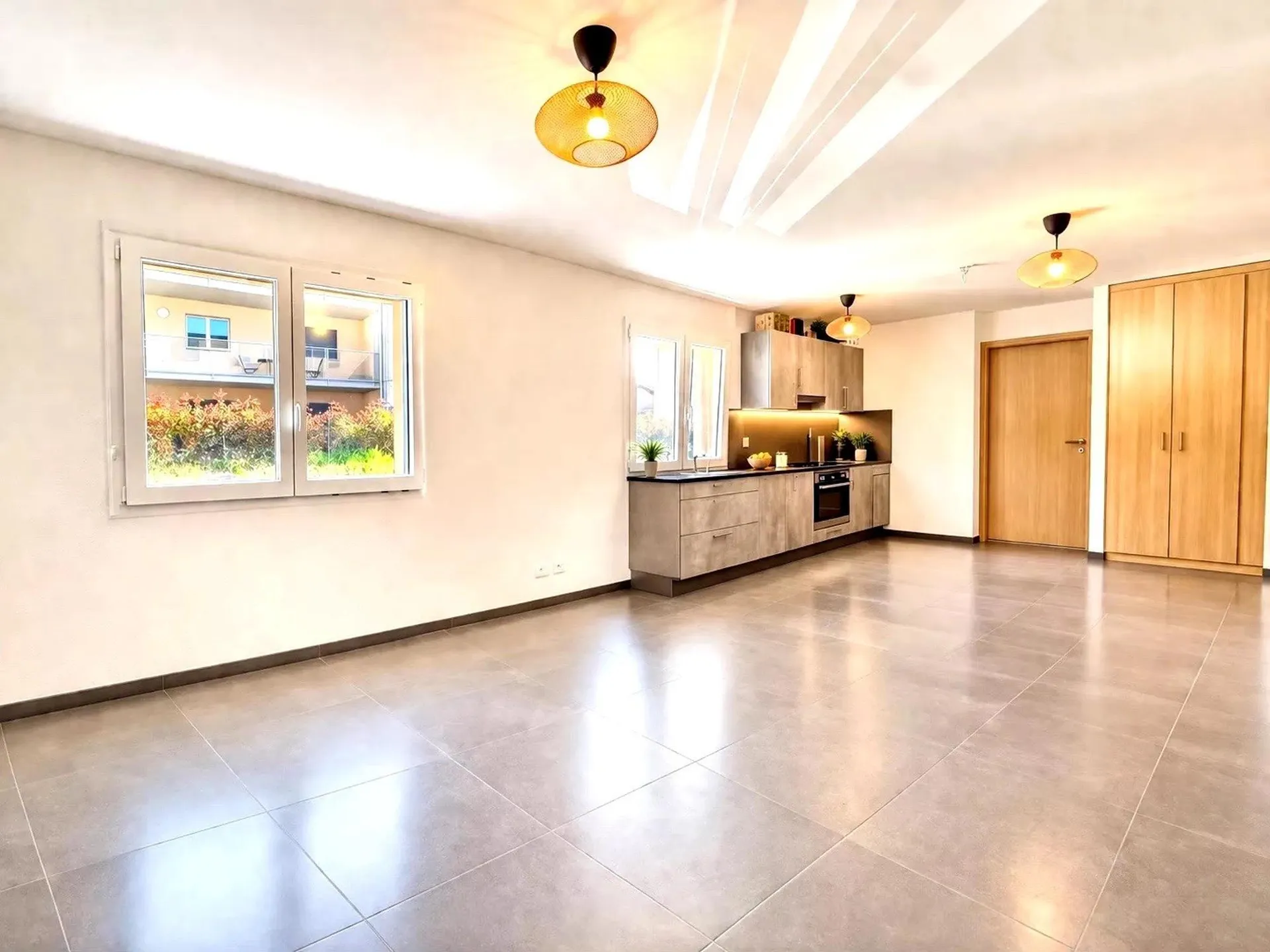 Grand studio, avec place de parc, charges comprises, disponible de suite ou convenir