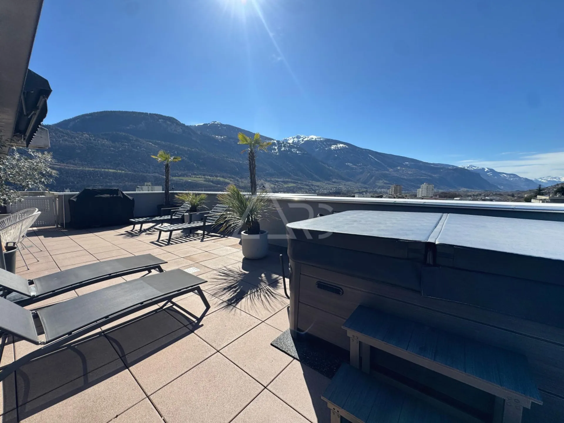 DUPLEX D'EXCEPTION DE 8.5 PIÈCES AVEC ASCENSEUR PRIVATIF ET VUE PANORAMIQUE À SIERRE