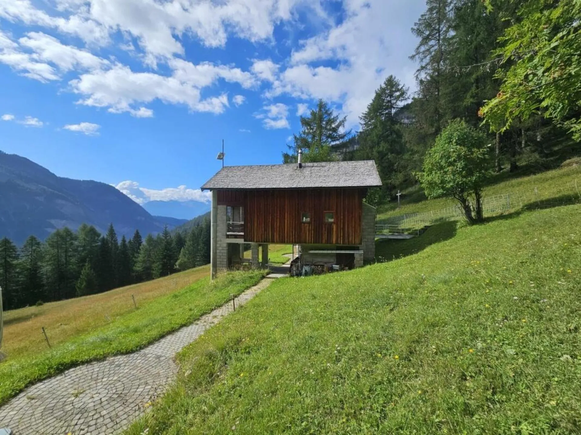 Chalet de 3.5 pièces situé dans un environnement unique au Rawyl - PAS ACCESSIBLE DU TOUT EN HIVER NI A PIED, NI EN VOITURE, NI A SKIS et avec un 4X4 le reste de l'année